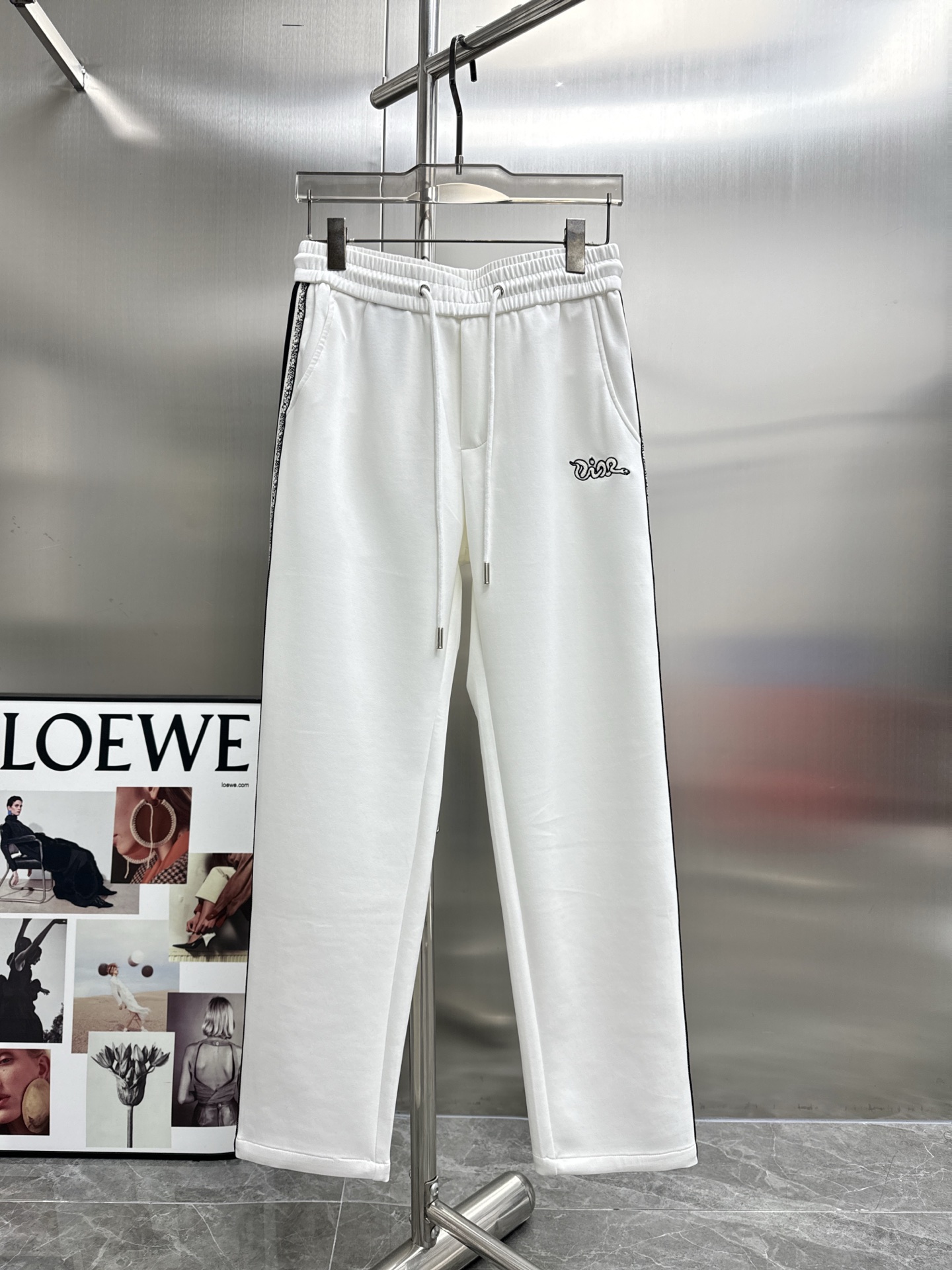 High-End ToU Dior 2025 Leisure Pants with Golden Logo Embroidery – Premium Quality and Comfort - 图片 1