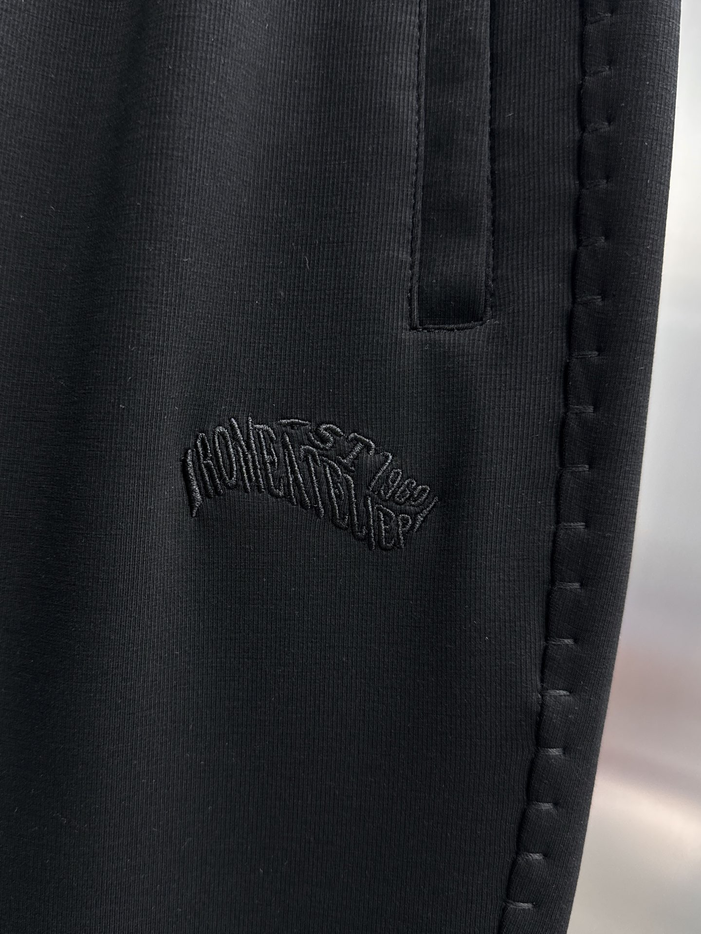 Luxury Gold-Embroidered Leisure Pants: ToU Valentino Spring 2025 Collection - 图片 4