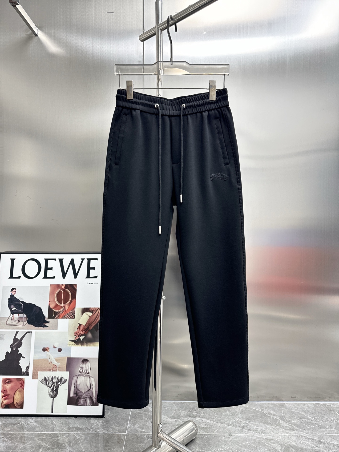 Luxury Gold-Embroidered Leisure Pants: ToU Valentino Spring 2025 Collection - 图片 1
