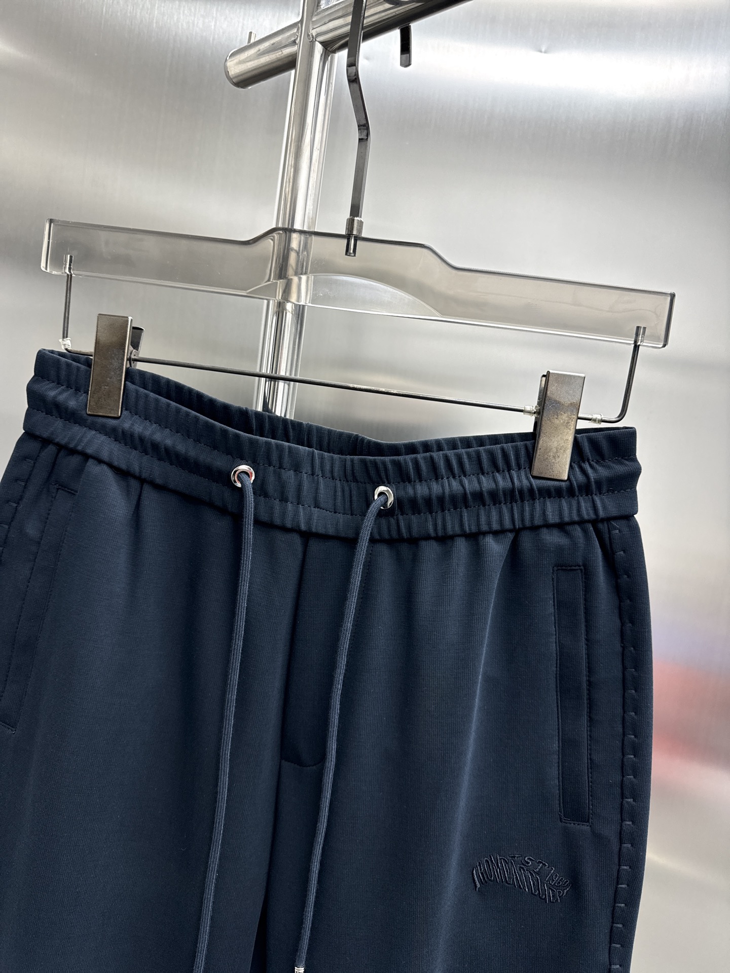 High-End ToU Valentino Spring 2025 Leisure Pants: Golden Embroidery, Tailor-Made, High Quality - 图片 3