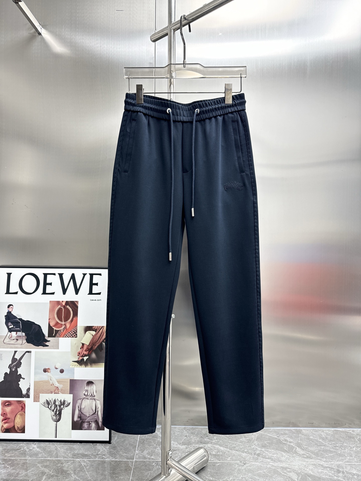 High-End ToU Valentino Spring 2025 Leisure Pants: Golden Embroidery, Tailor-Made, High Quality