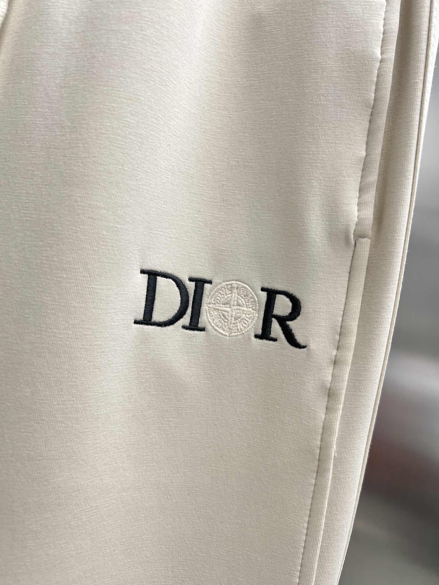 High-End TOU Dior 2025 Leisure Pants: Golden Logo, Tailor-Made, High Quality - 图片 5
