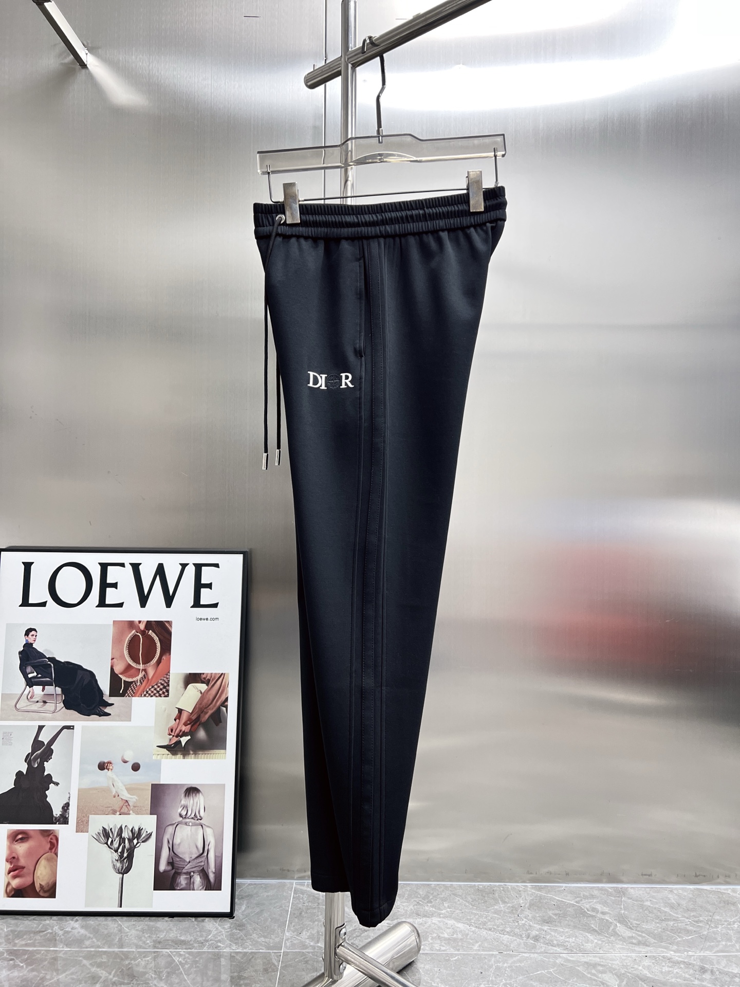 High-End TOU Dior 2025 Leisure Pants with Golden Embroidery Logo and Tailor-Made Faceware - 图片 3