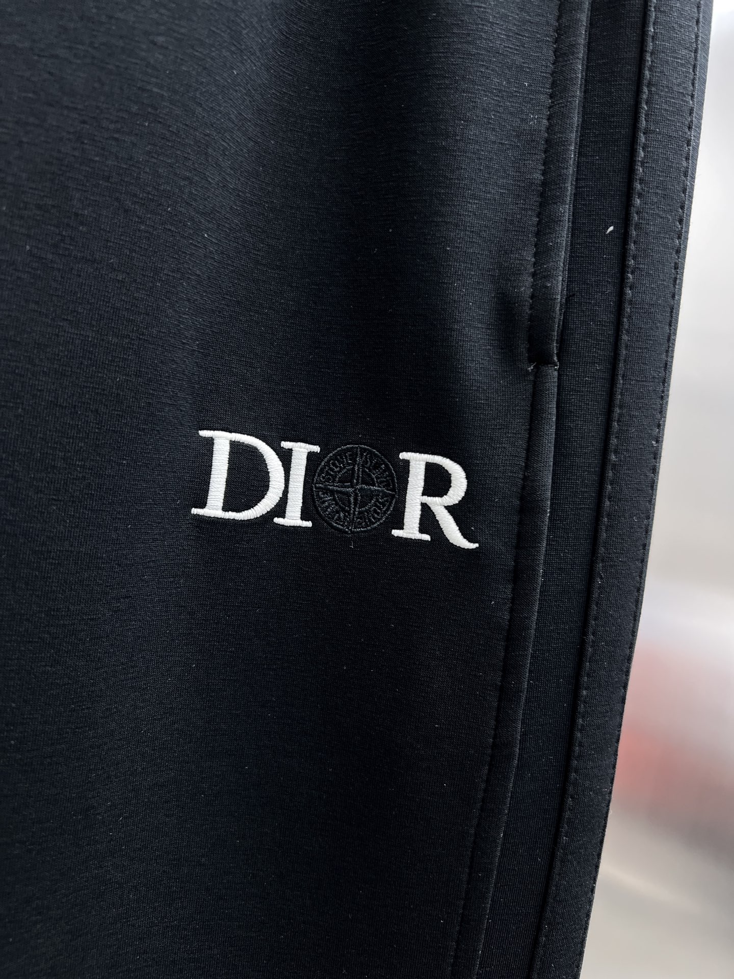 High-End TOU Dior 2025 Leisure Pants with Golden Embroidery Logo and Tailor-Made Faceware - 图片 5