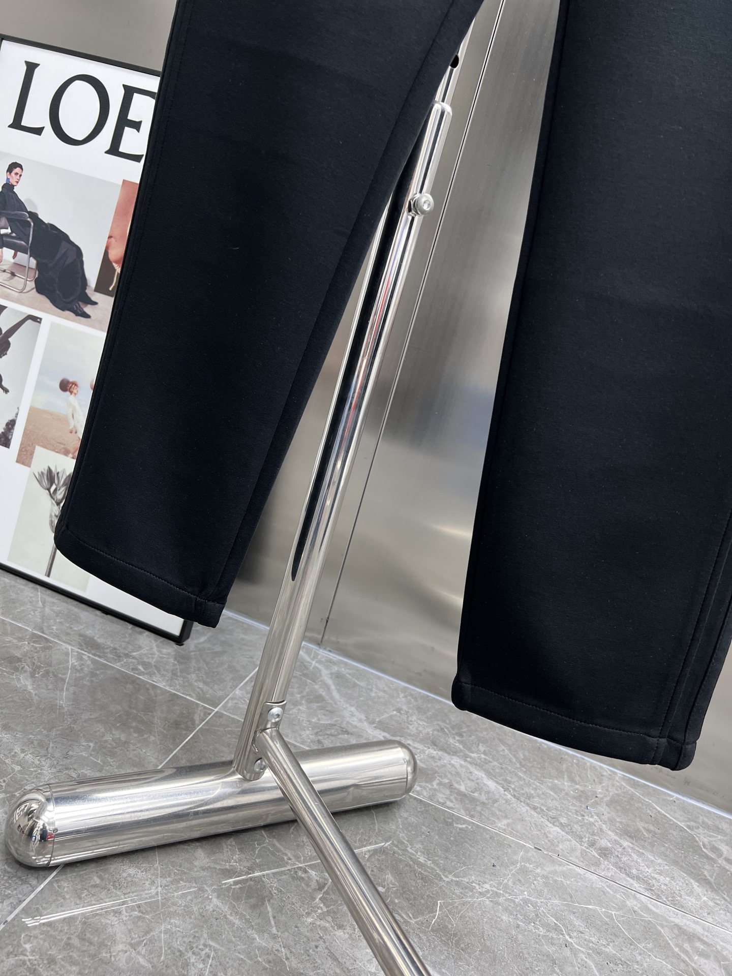 High-End TOU Dior 2025 Leisure Pants with Golden Embroidery Logo and Tailor-Made Faceware - 图片 8