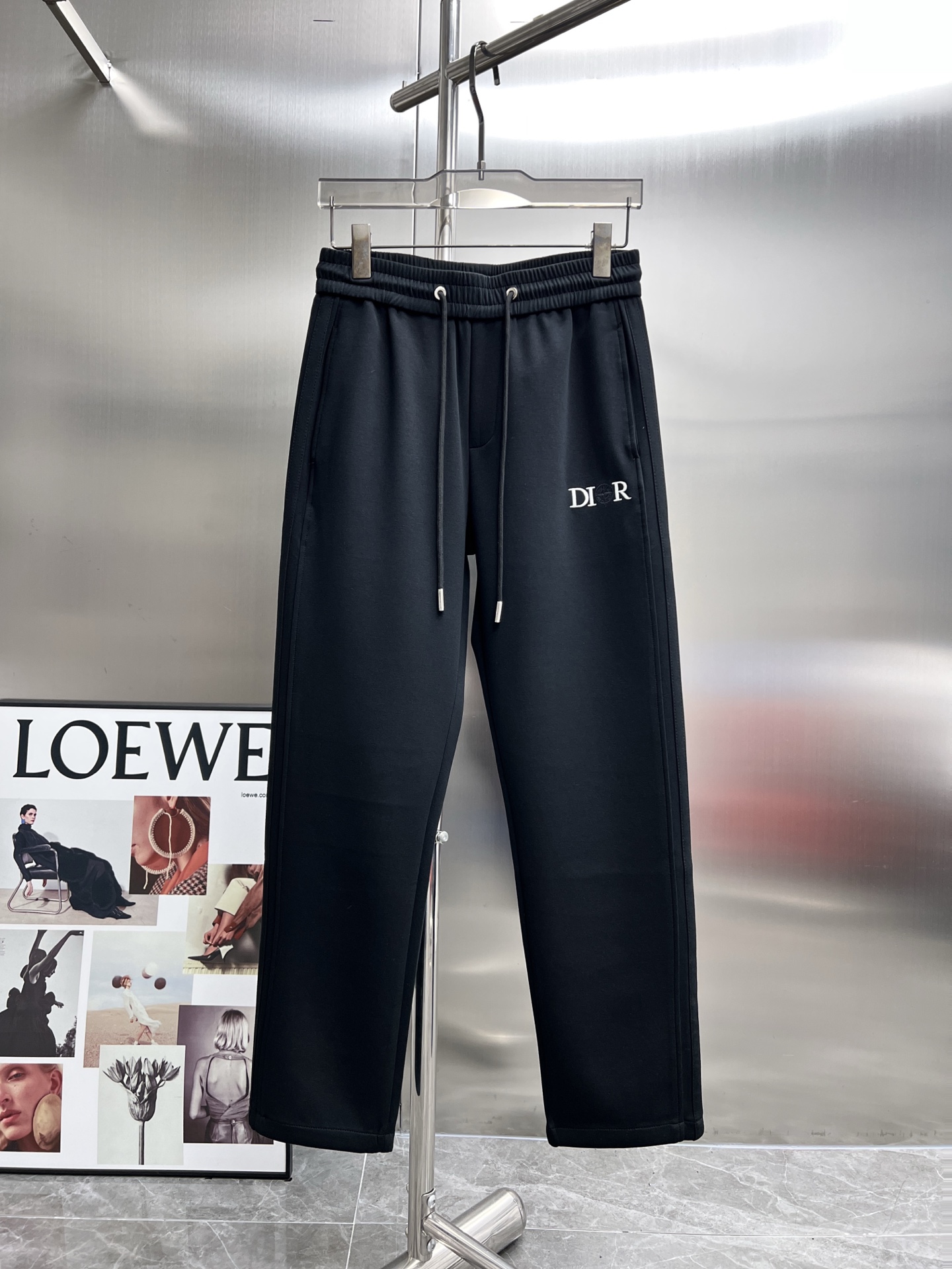 High-End TOU Dior 2025 Leisure Pants with Golden Embroidery Logo and Tailor-Made Faceware - 图片 1
