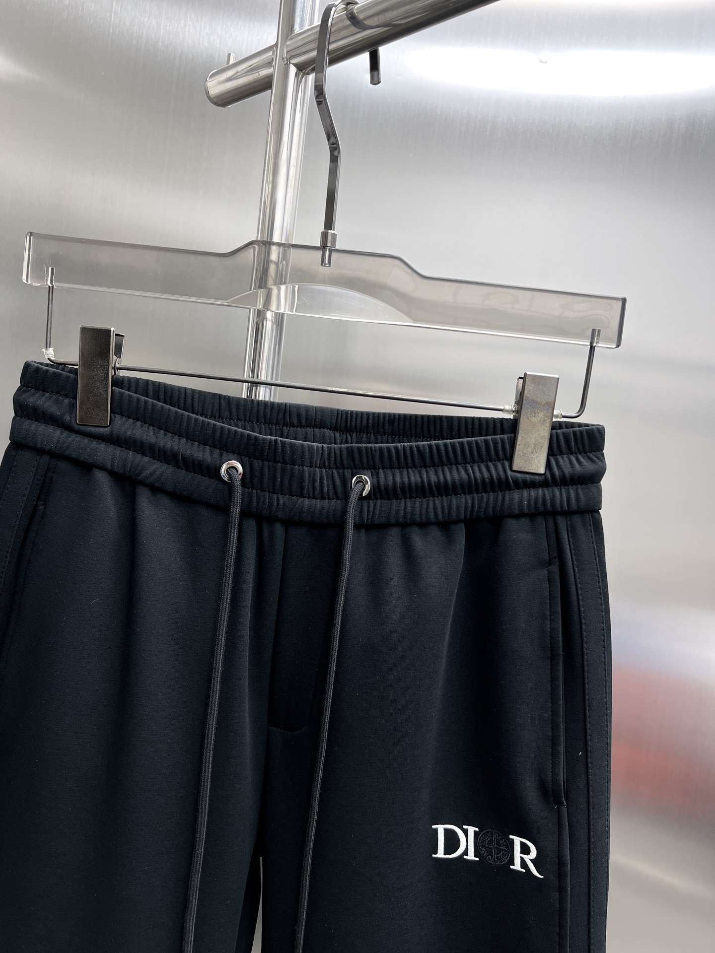High-End TOU Dior 2025 Leisure Pants with Golden Embroidery Logo and Tailor-Made Faceware - 图片 4