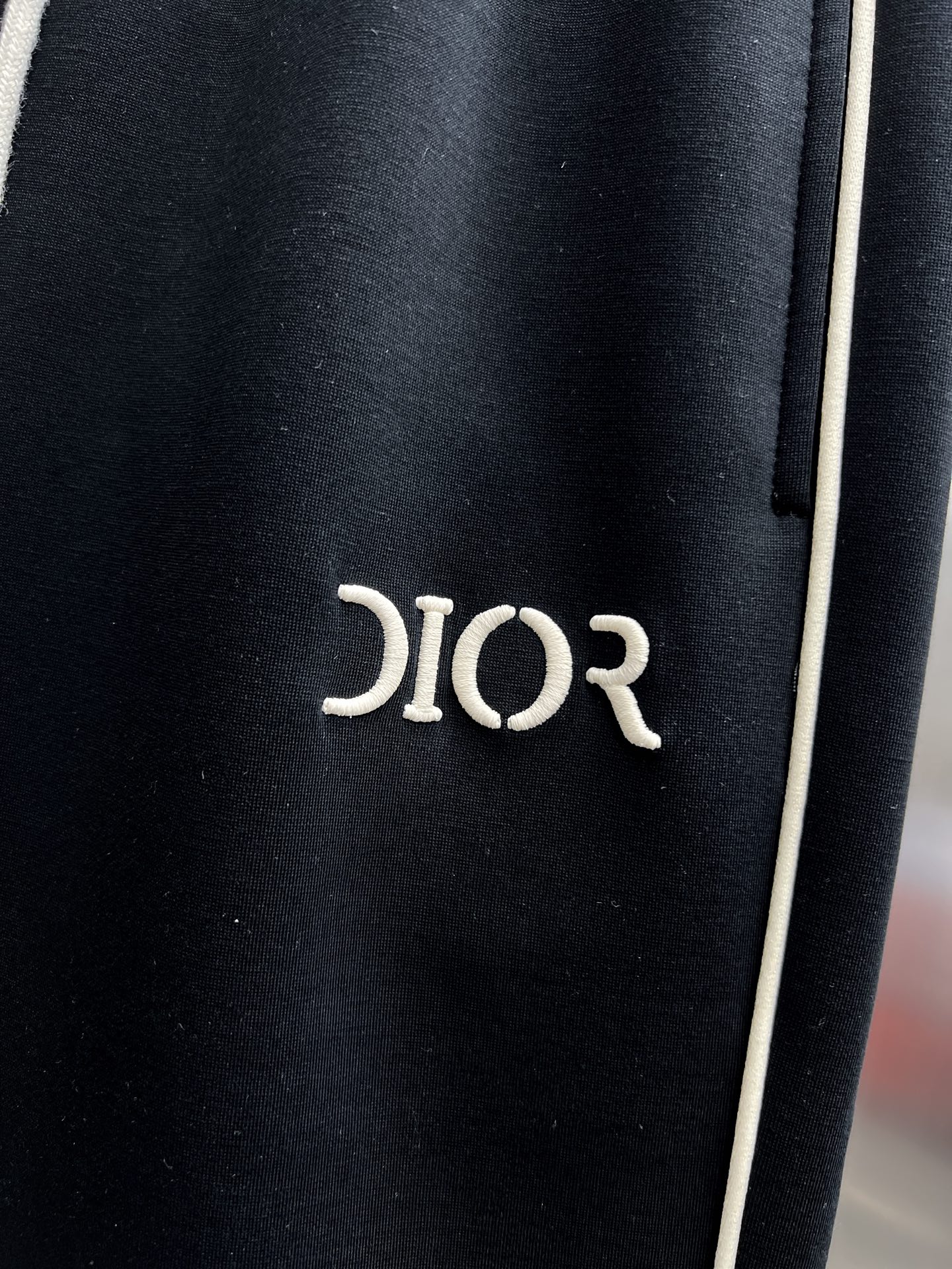“High-End Dior 2025 Leisure Pants: Golden Embroidery, Tailor-Made Fabric, Premium Quality” - 图片 5