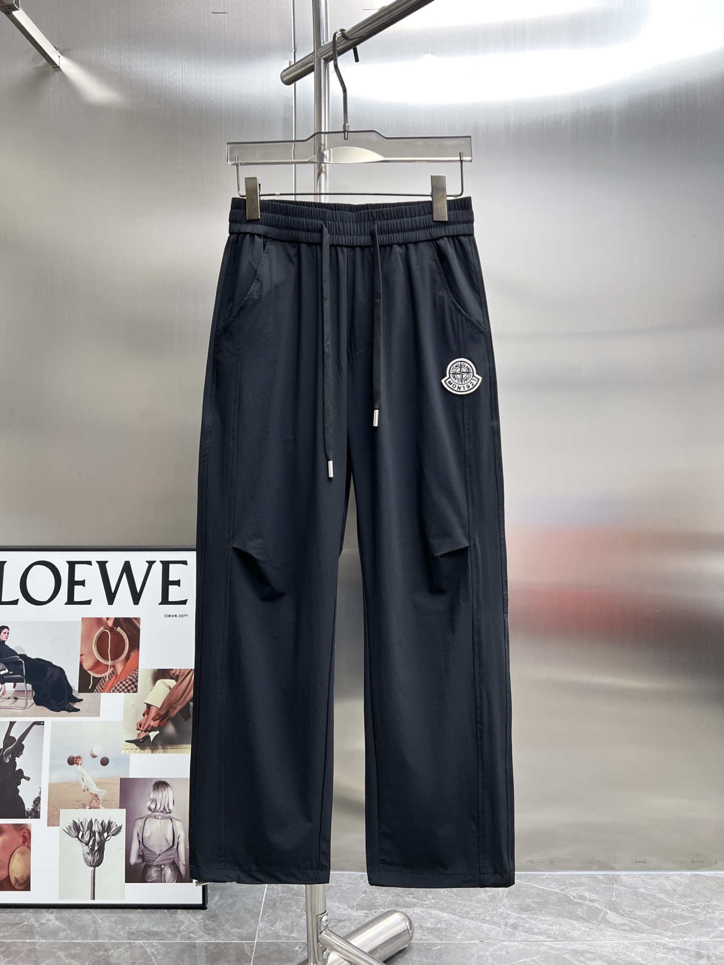 “High-End Spring 2025 Leisure Pants: Tailored Luxury with Impeccable Detail and Comfort”