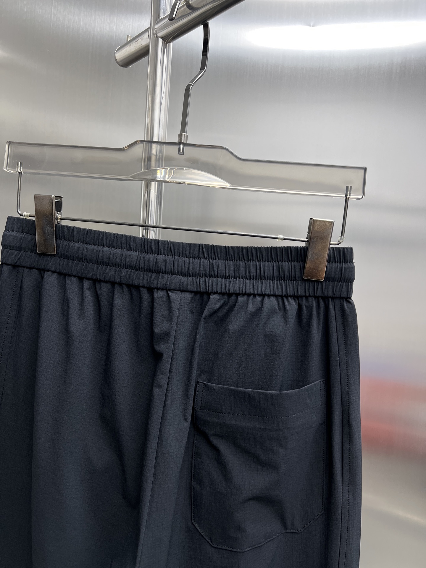 “High-End Spring 2025 Leisure Pants: Tailored Luxury with Impeccable Detail and Comfort” - 图片 5