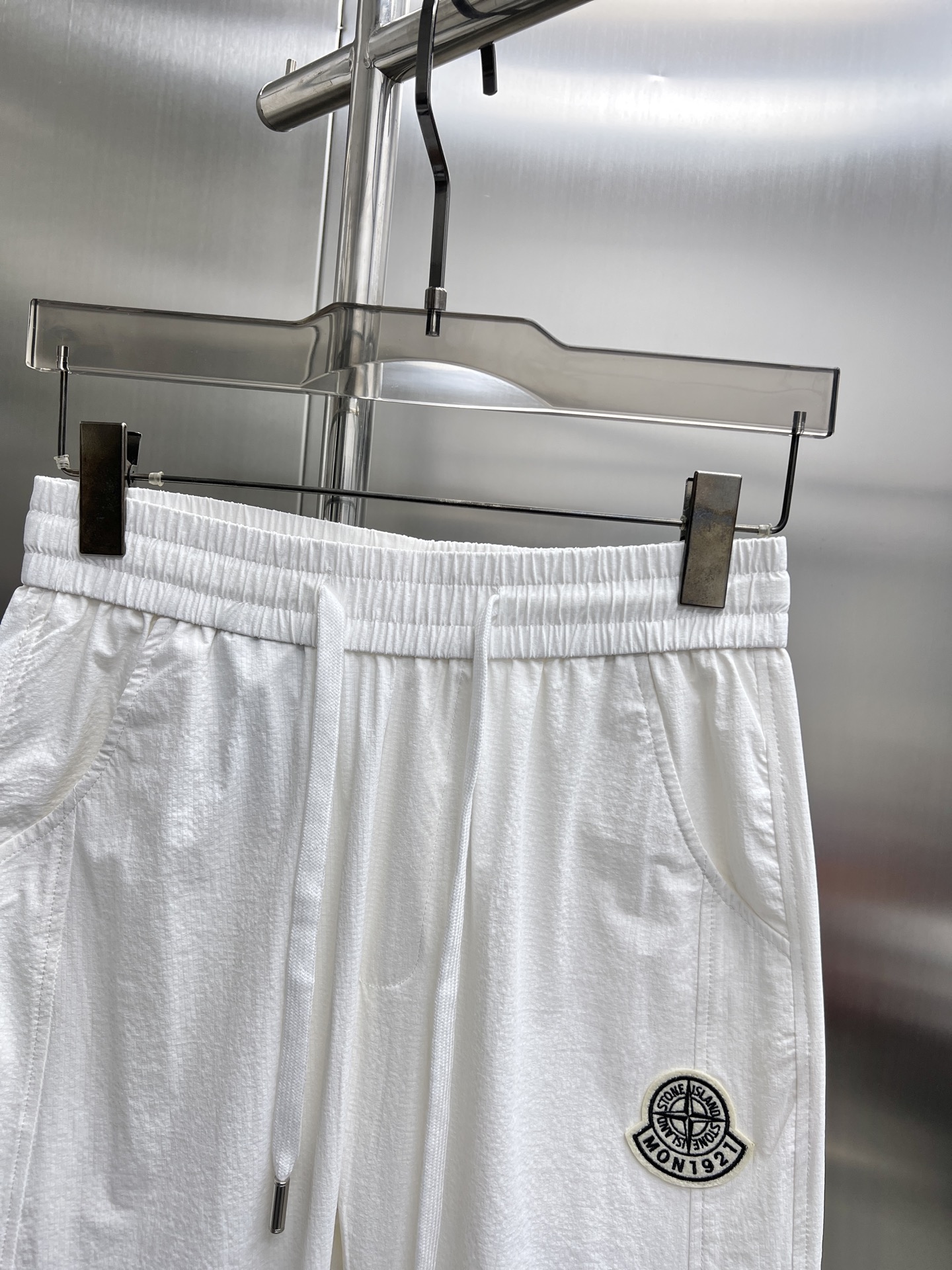 Luxury Gold Card Design: Tou Mouth Spring 2025 Leisure Pants with Tailored Comfort - 图片 3