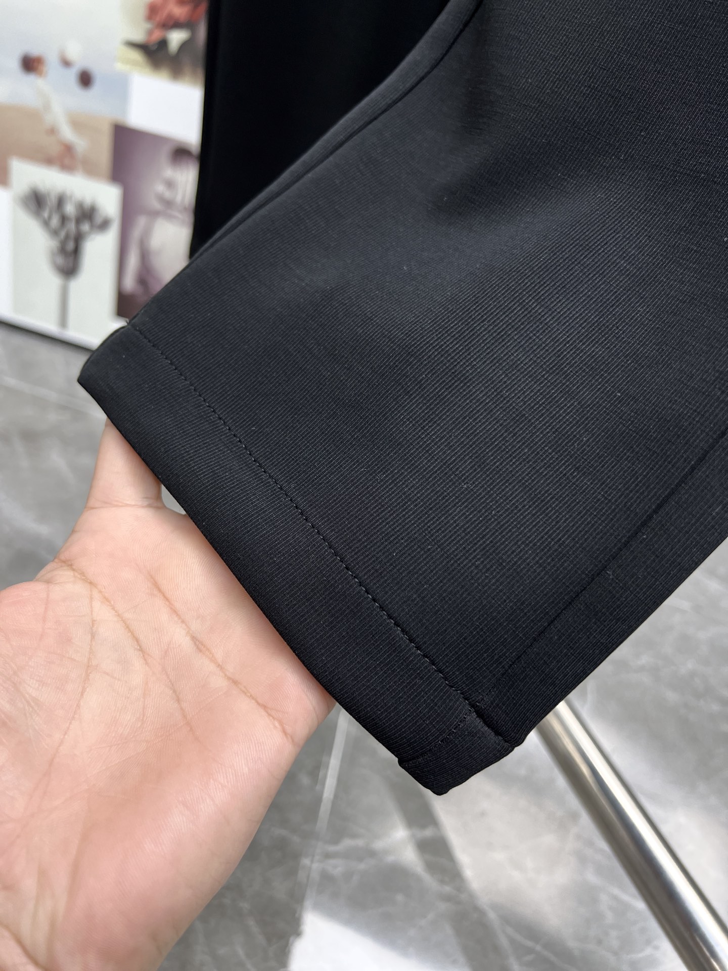 High-End Louis Vuitton Summer Pants: Gold Embroidery, Tailored Comfort, Impeccable Detail - 图片 9