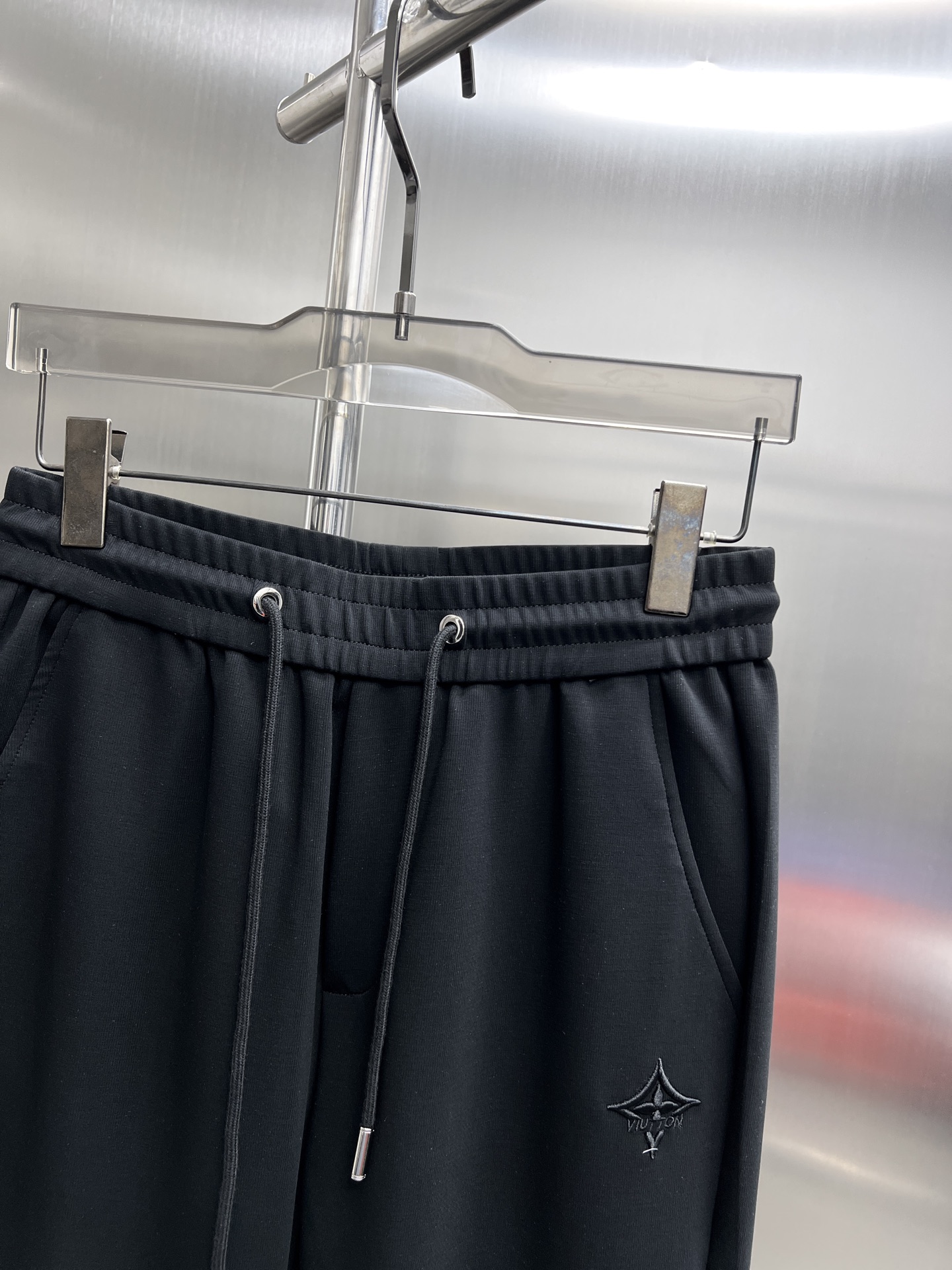 High-End Louis Vuitton Summer Pants: Gold Embroidery, Tailored Comfort, Impeccable Detail - 图片 3