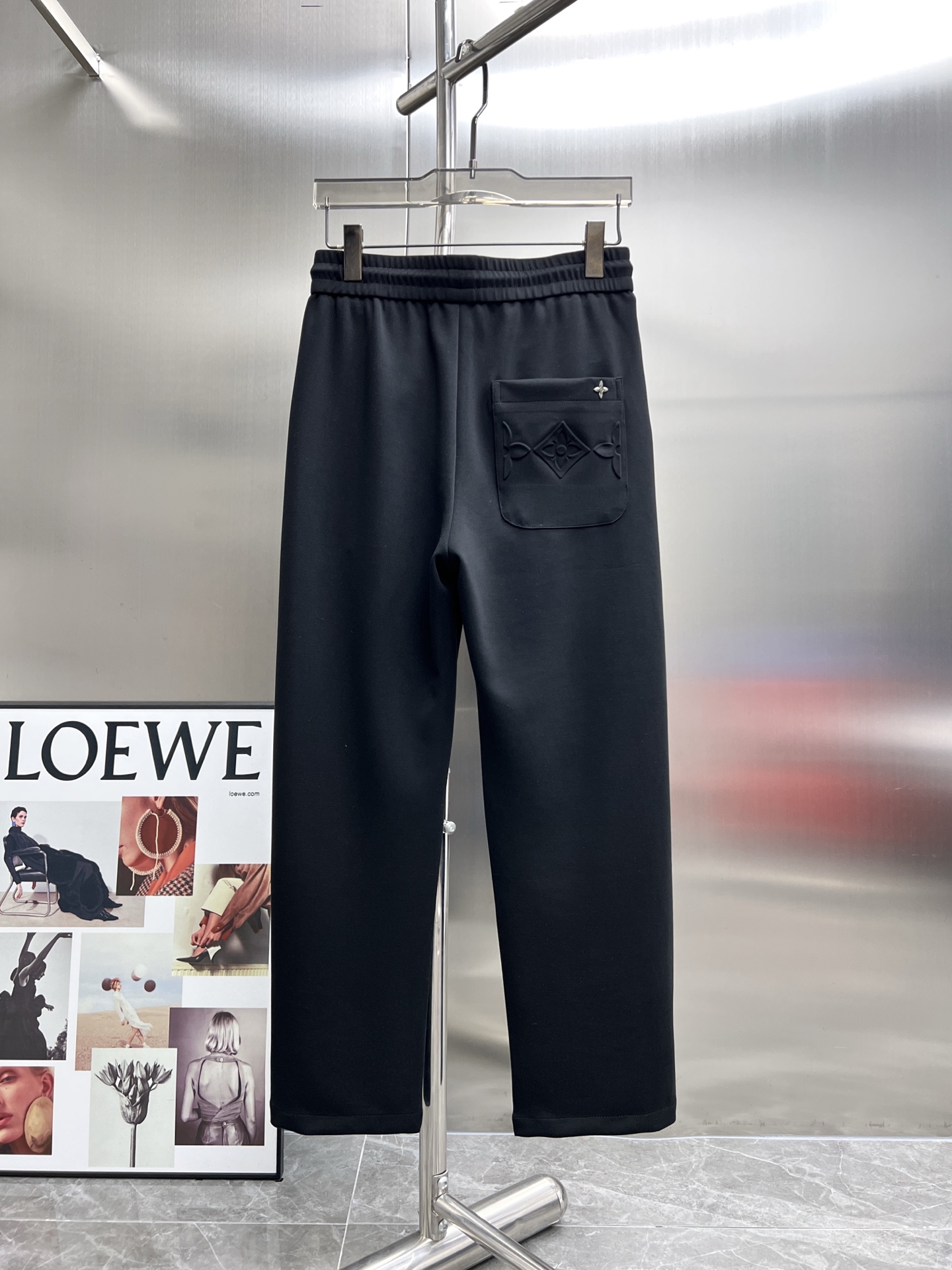 High-End Louis Vuitton Summer Pants: Gold Embroidery, Tailored Comfort, Impeccable Detail - 图片 2