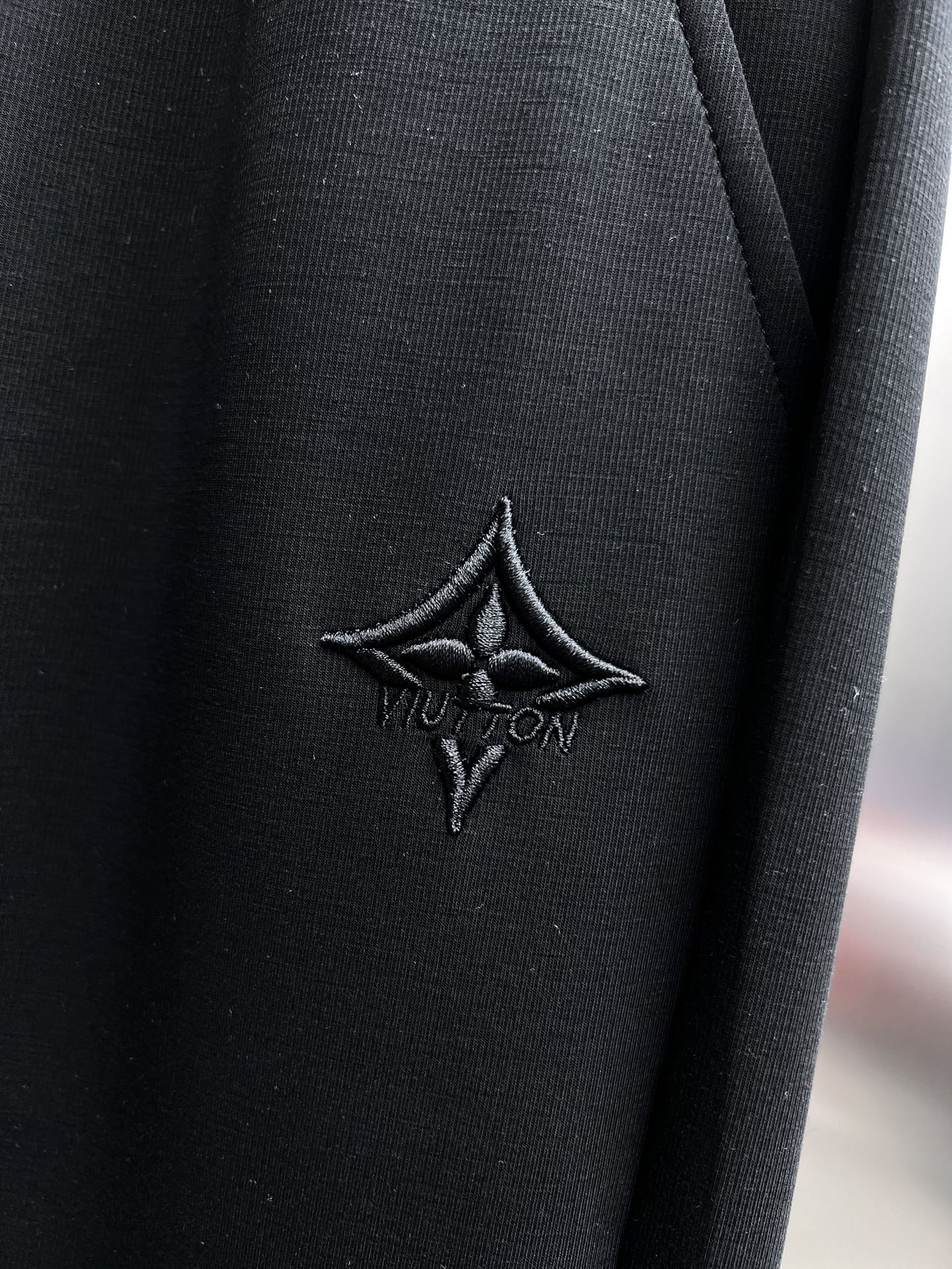 High-End Louis Vuitton Summer Pants: Gold Embroidery, Tailored Comfort, Impeccable Detail - 图片 4