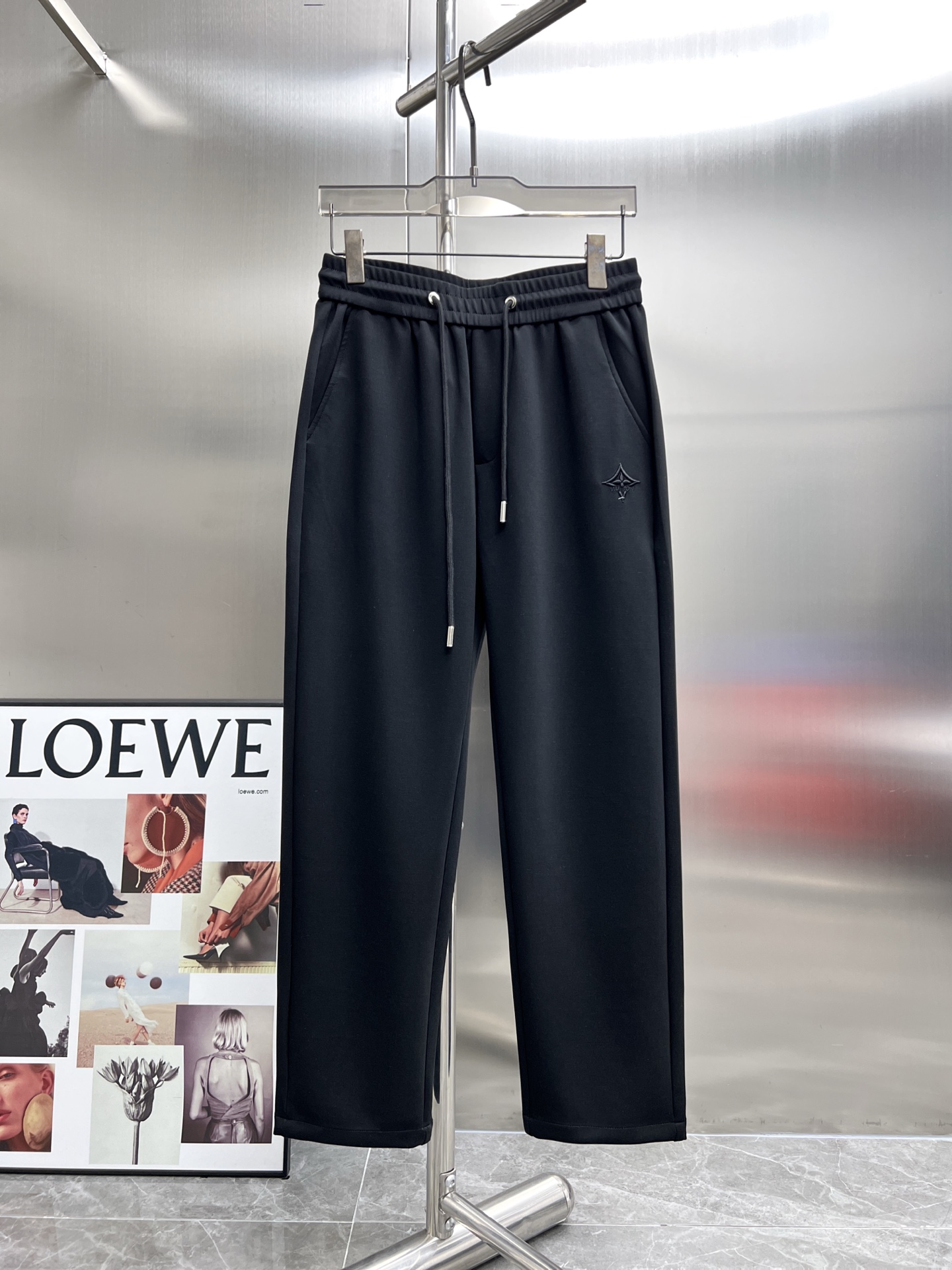 High-End Louis Vuitton Summer Pants: Gold Embroidery, Tailored Comfort, Impeccable Detail - 图片 1