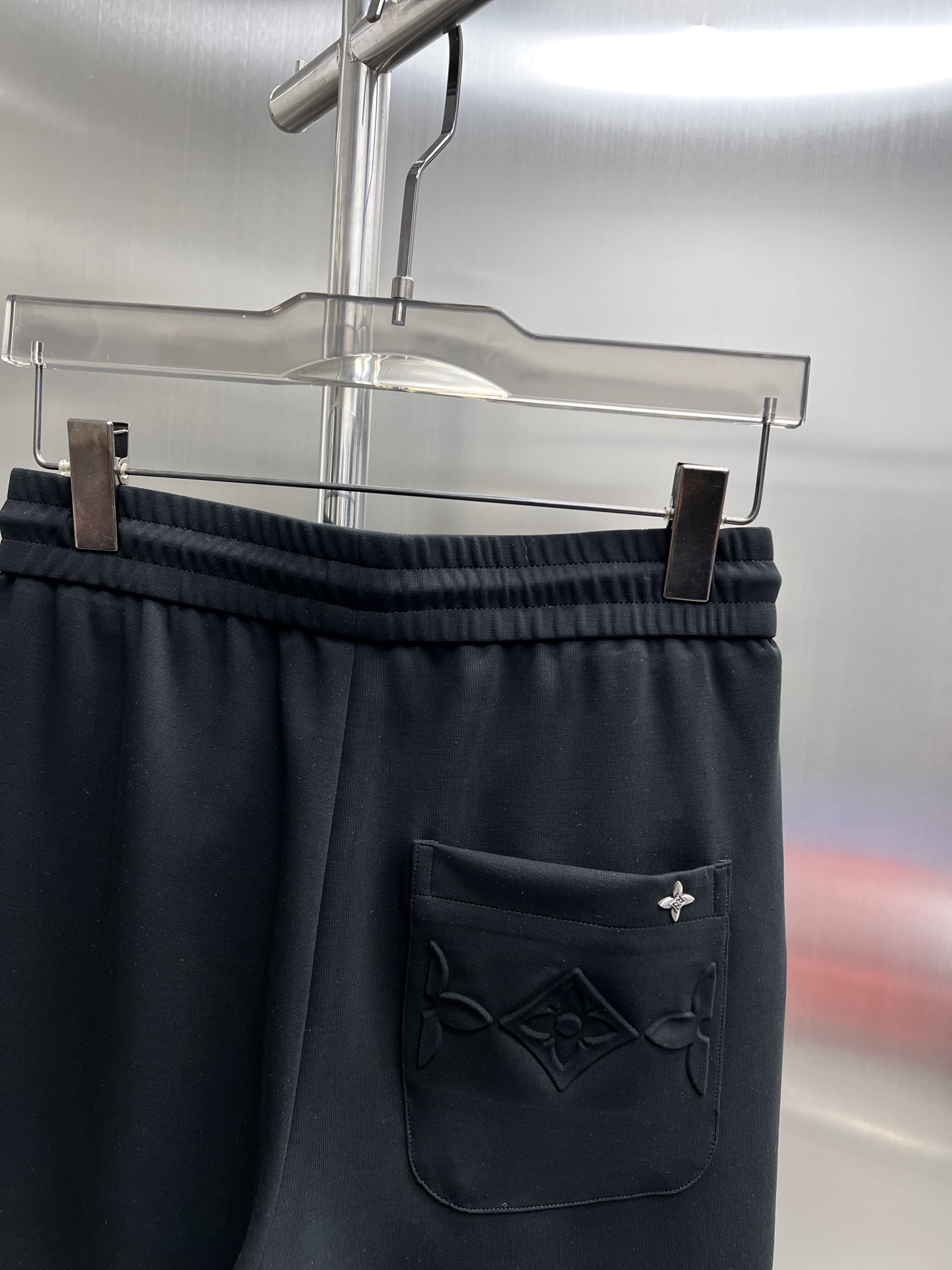 High-End Louis Vuitton Summer Pants: Gold Embroidery, Tailored Comfort, Impeccable Detail - 图片 6