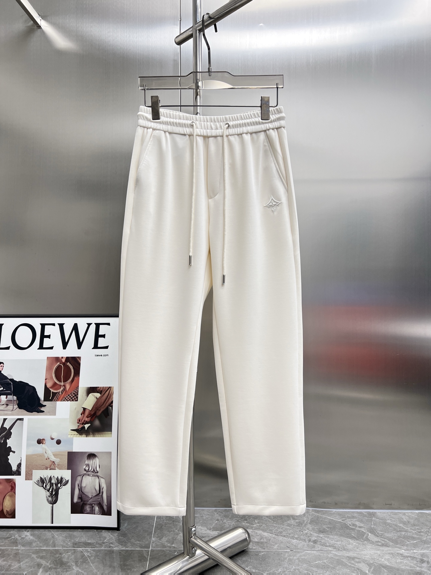 “High-End Louis Vuitton Summer Pants: Gold Logo Embroidery, Tailored Comfort” - 图片 1