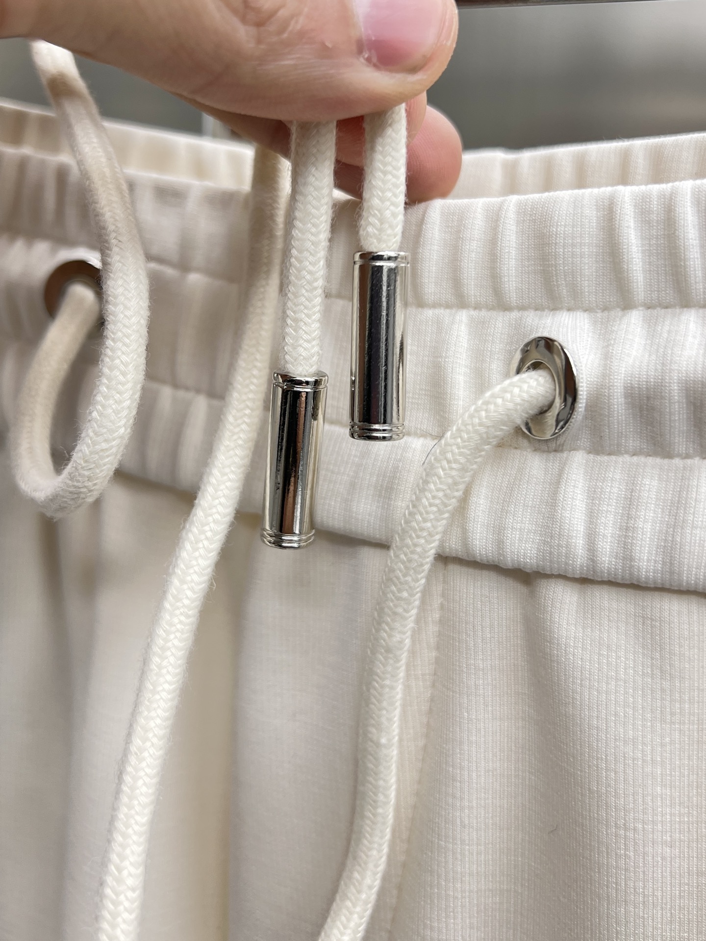 “High-End Louis Vuitton Summer Pants: Gold Logo Embroidery, Tailored Comfort” - 图片 7