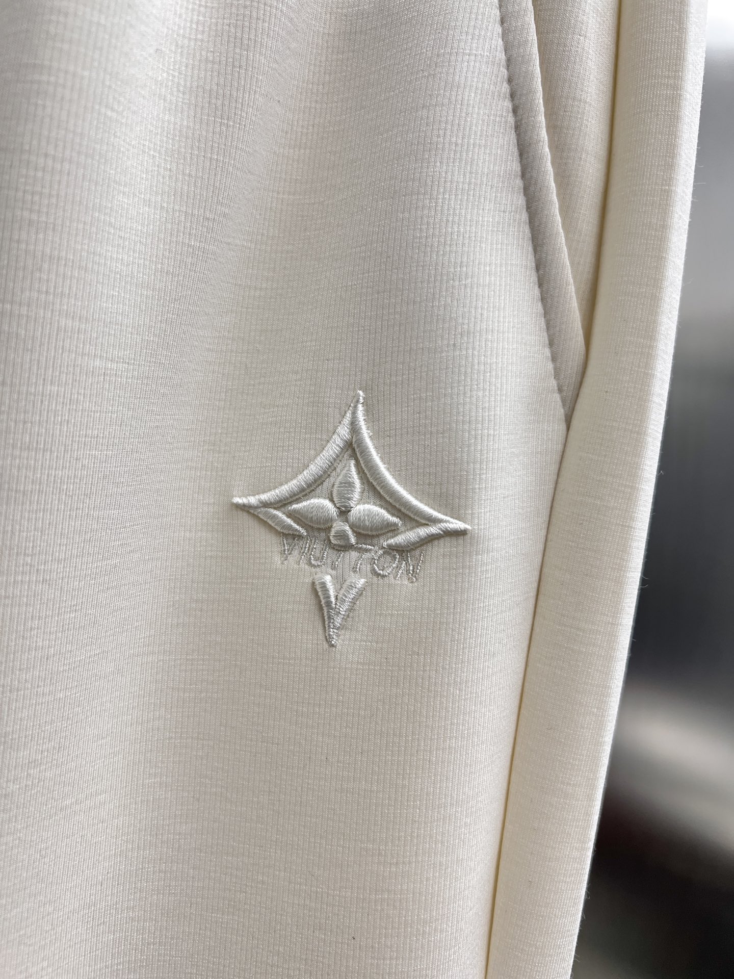 “High-End Louis Vuitton Summer Pants: Gold Logo Embroidery, Tailored Comfort” - 图片 4