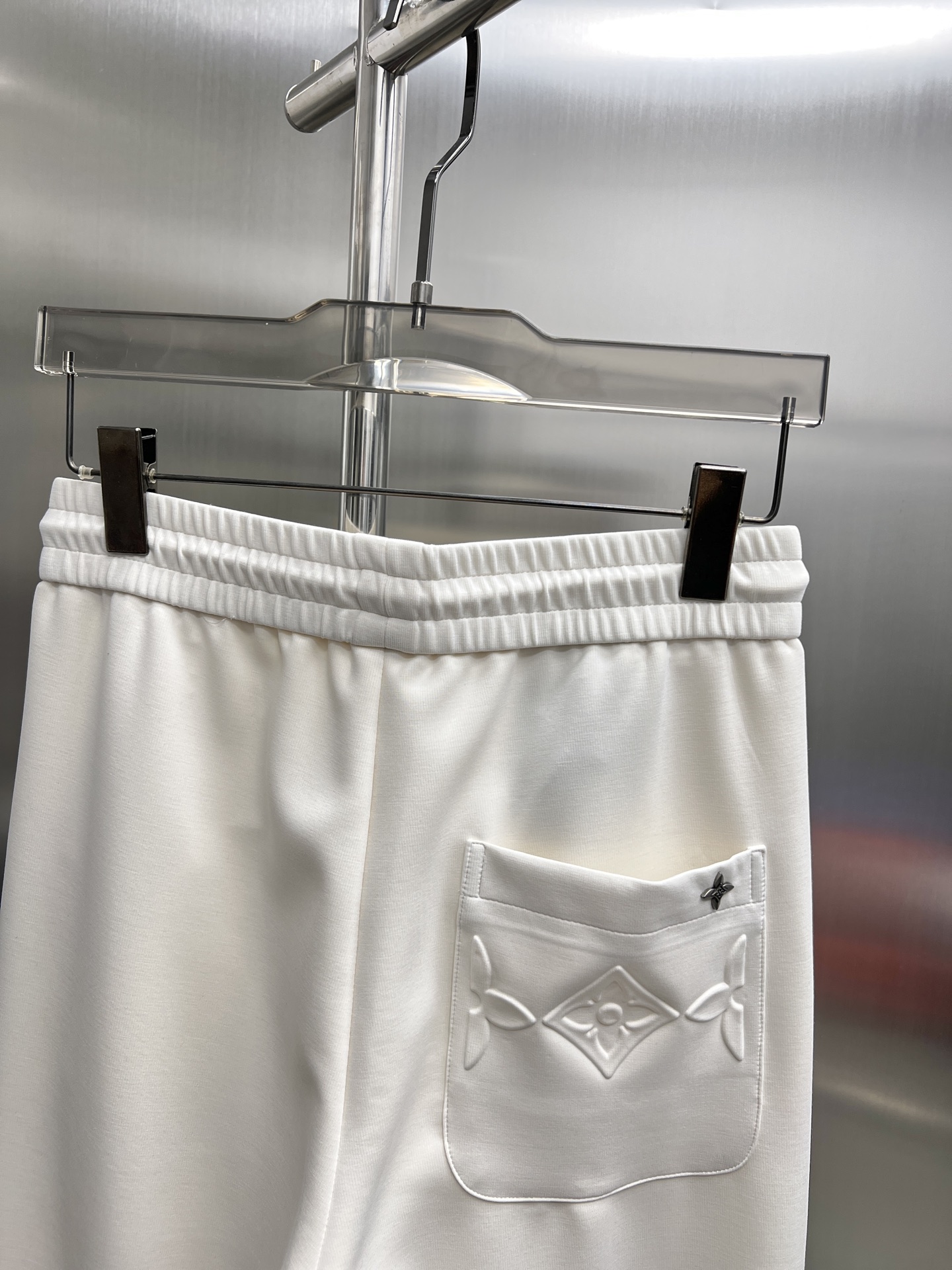 “High-End Louis Vuitton Summer Pants: Gold Logo Embroidery, Tailored Comfort” - 图片 5