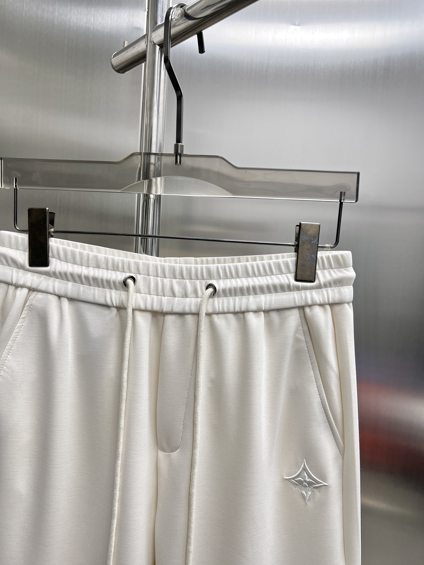 “High-End Louis Vuitton Summer Pants: Gold Logo Embroidery, Tailored Comfort” - 图片 3