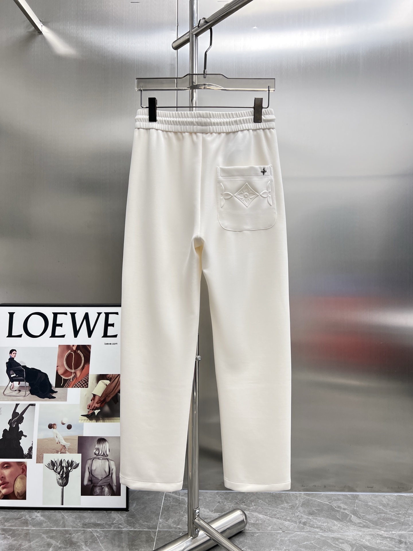 “High-End Louis Vuitton Summer Pants: Gold Logo Embroidery, Tailored Comfort” - 图片 2