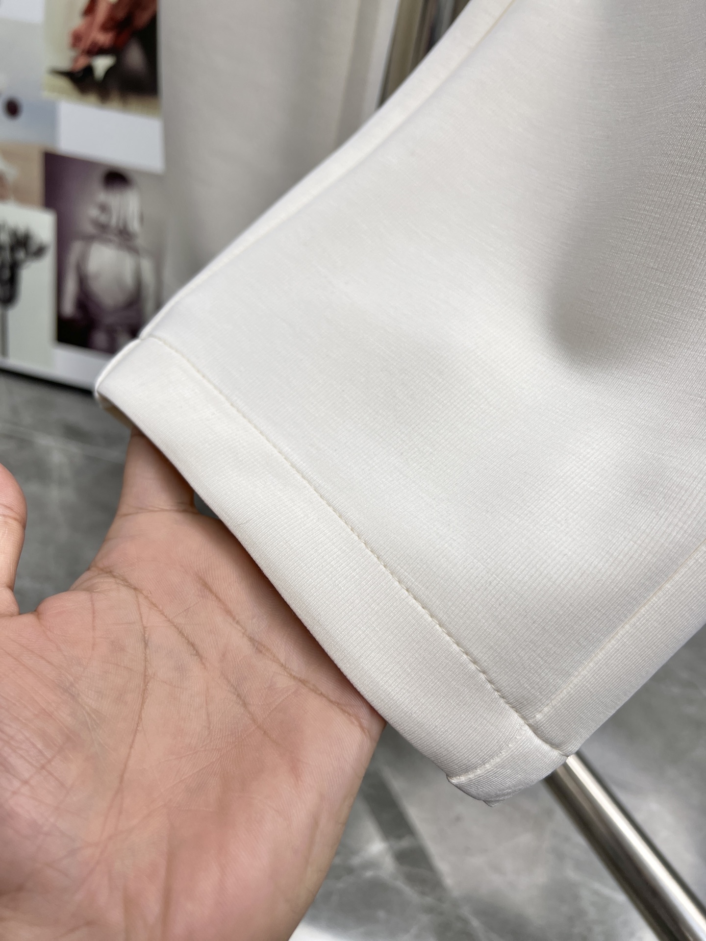 “High-End Louis Vuitton Summer Pants: Gold Logo Embroidery, Tailored Comfort” - 图片 8