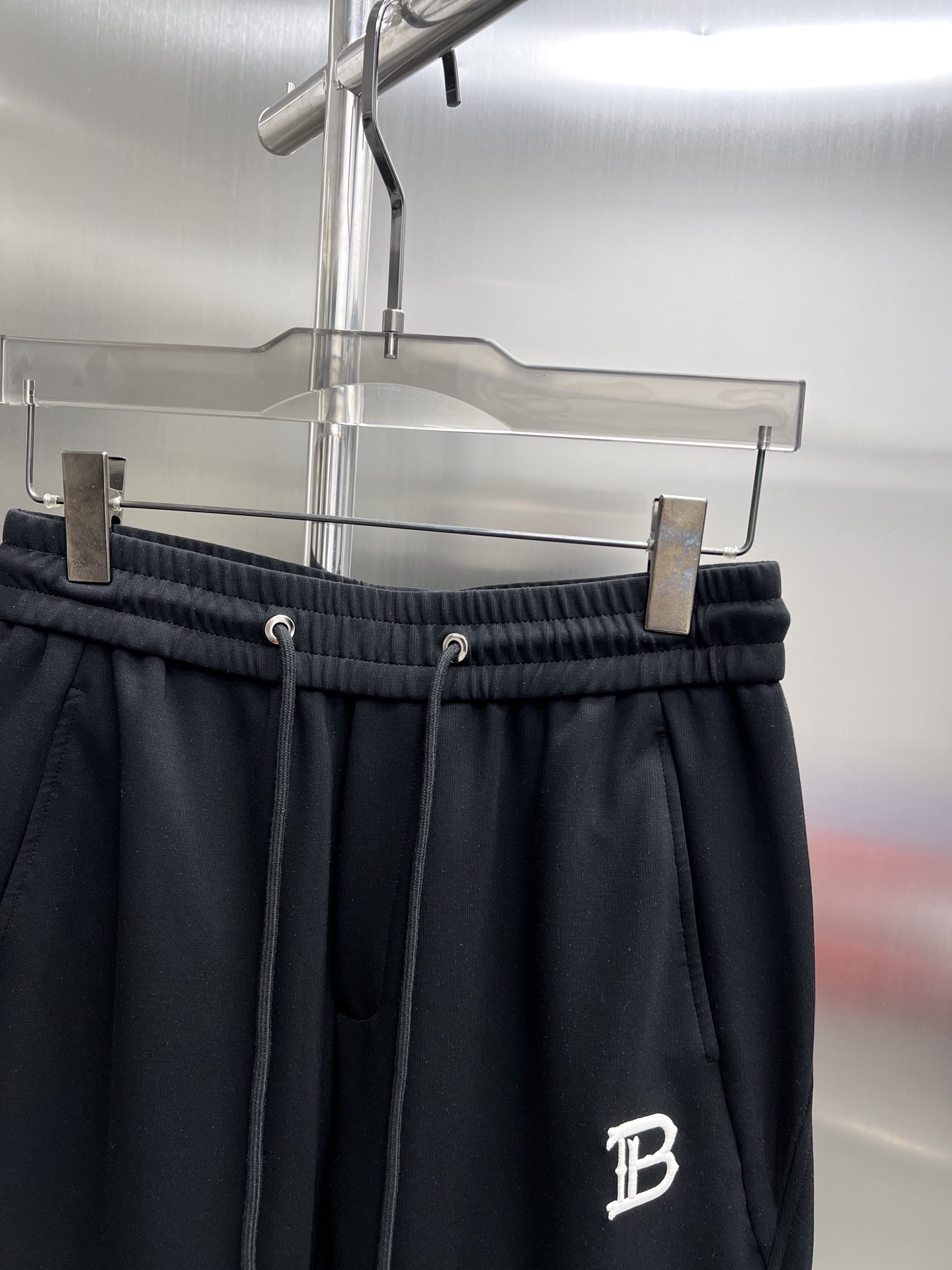 High-End Golden Embroidery Recreational Pants: Tailored for Style and Comfort - 图片 3