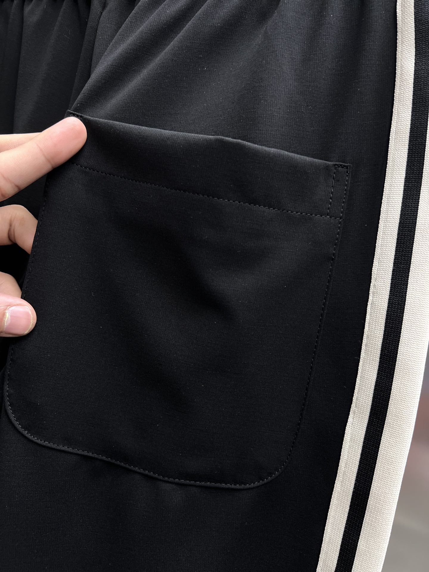 High-End Celine 2025 Leisure Pants: Golden-Dembling Logo, Tailored Faceware, Premium Quality - 图片 7