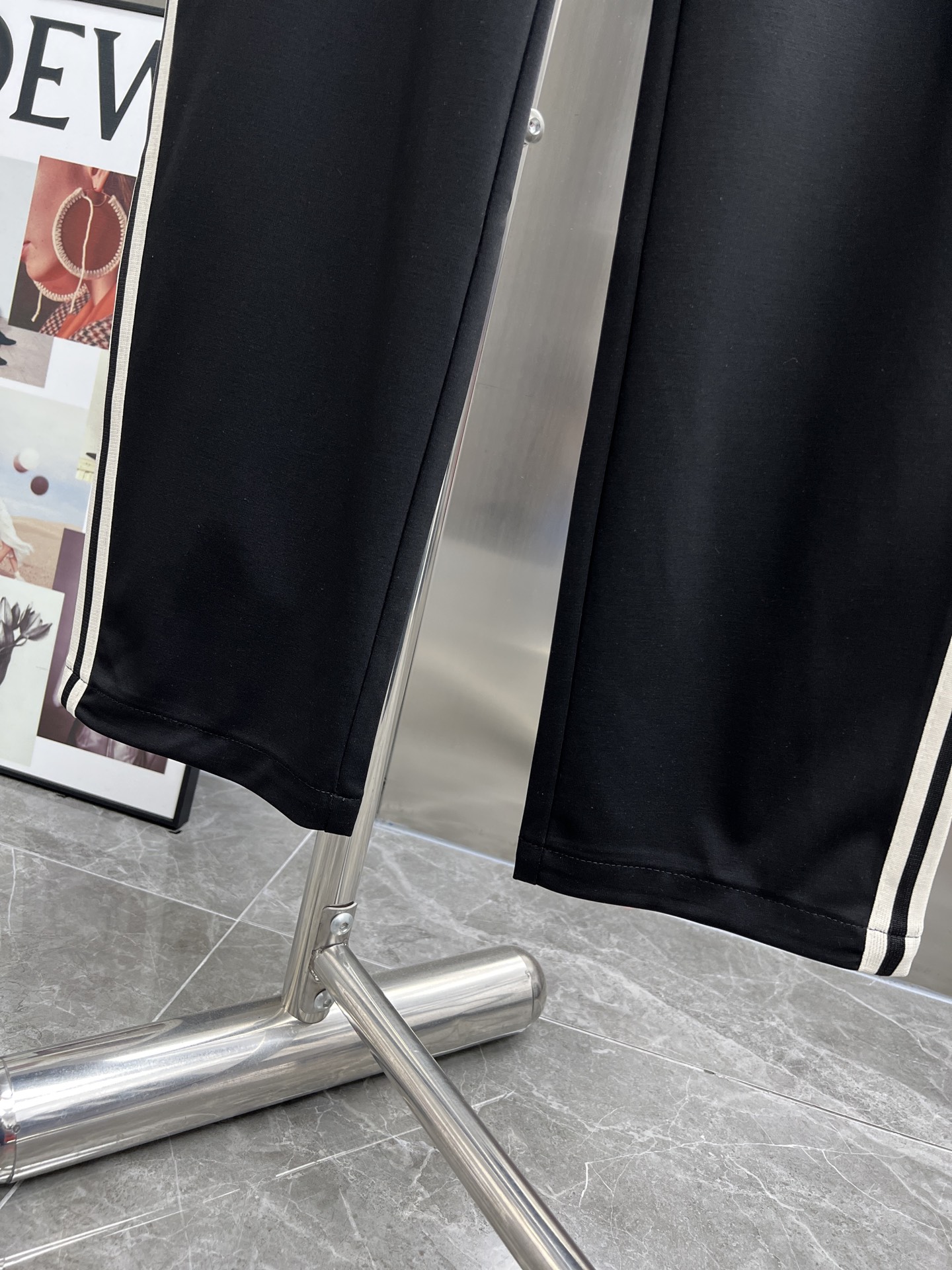 High-End Celine 2025 Leisure Pants: Golden-Dembling Logo, Tailored Faceware, Premium Quality - 图片 8