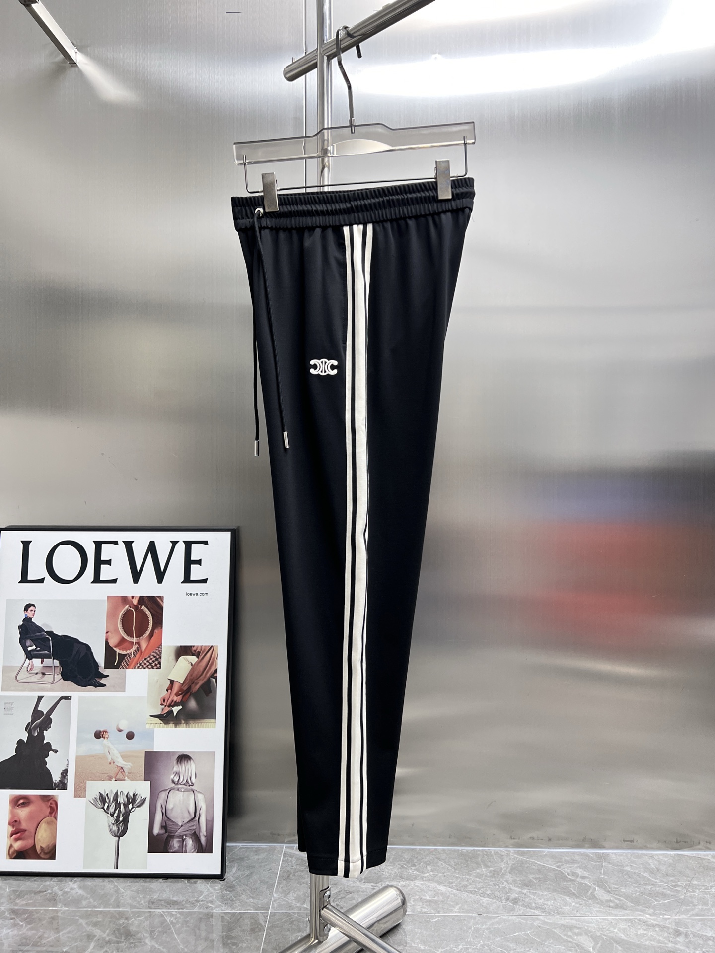 High-End Celine 2025 Leisure Pants: Golden-Dembling Logo, Tailored Faceware, Premium Quality - 图片 3