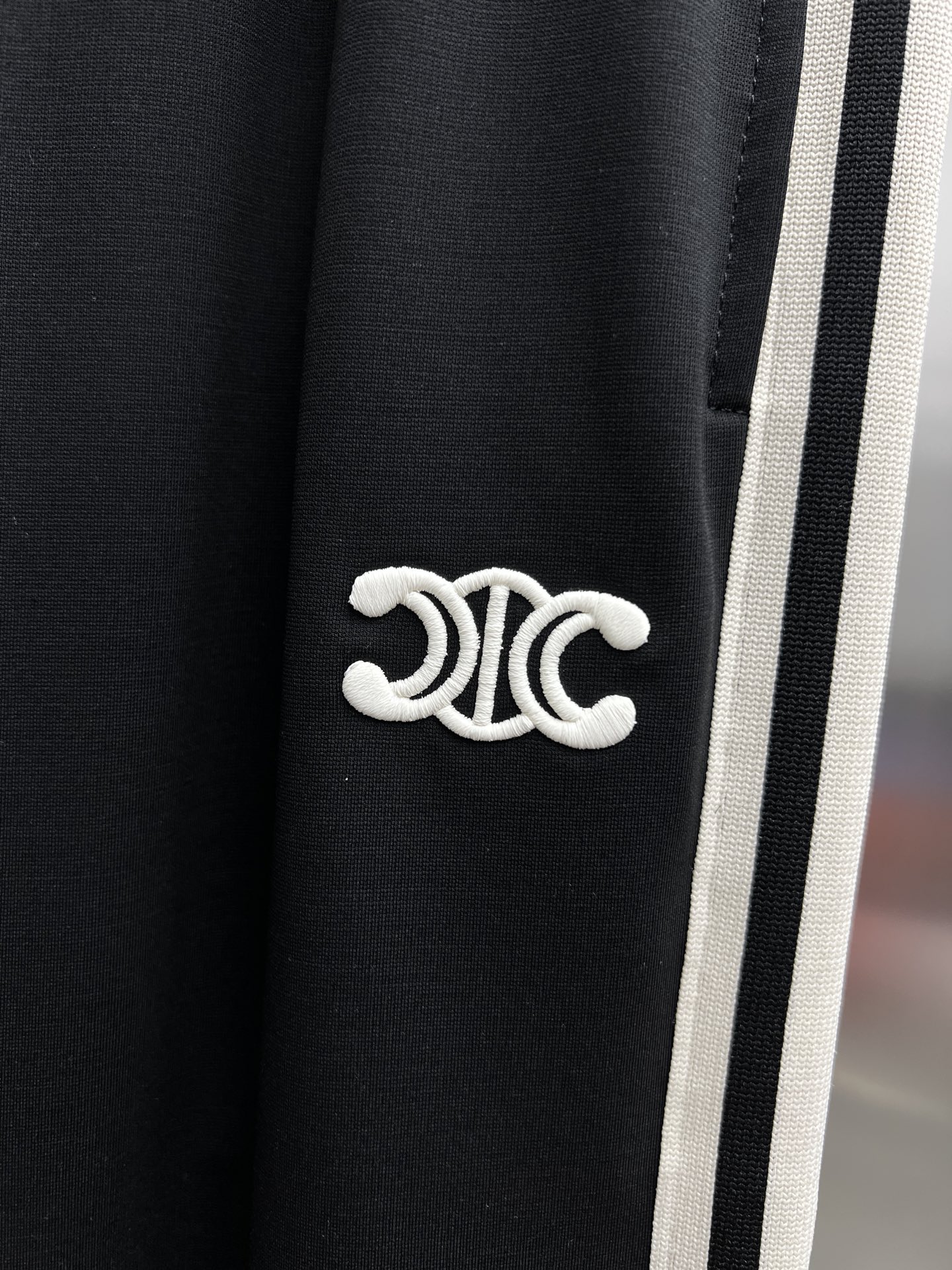 High-End Celine 2025 Leisure Pants: Golden-Dembling Logo, Tailored Faceware, Premium Quality - 图片 5
