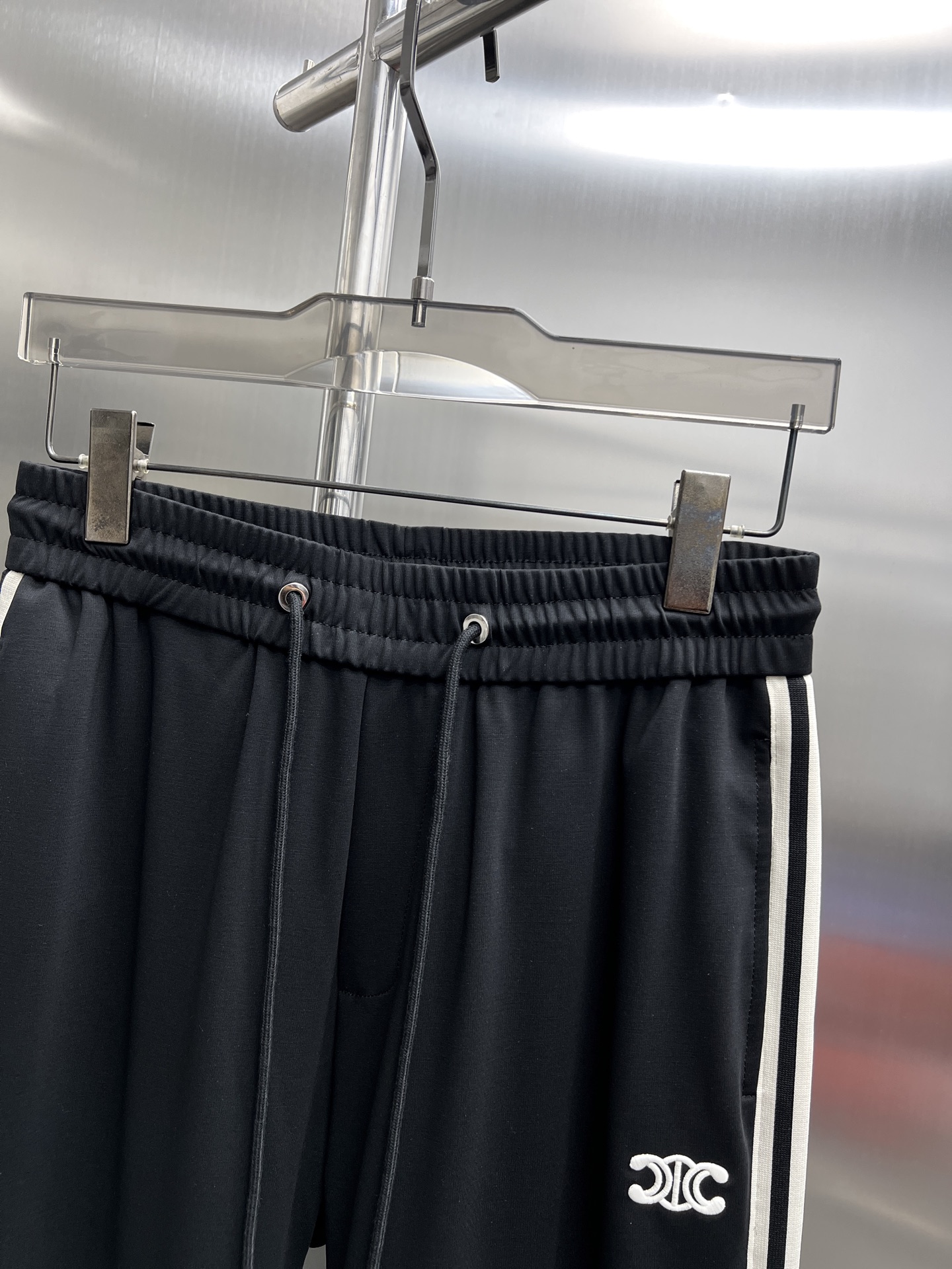 High-End Celine 2025 Leisure Pants: Golden-Dembling Logo, Tailored Faceware, Premium Quality - 图片 4