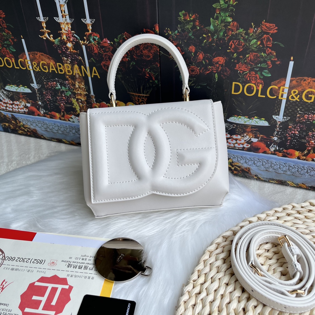 [Dolce & Gabbana] Style number: 6658 Original order ➰Delicately handmade 👏🏻Made of imported cowhide 👍🙅Handmade oil edges on the top of the bag 👍🏻 Embellished with three-dimensional effect quilted DG log Fashion trend, 🦋Many celebrities’ favorite Can be worn crossbody Special products for overseas purchasing 👜Fashionable and aura💣New bag type 💋Any combination is fine👒As long as you have a fashionable heart🎉You can keep it clearly anytime and anywhere🍾DG always has unlimited surprises every time it shows