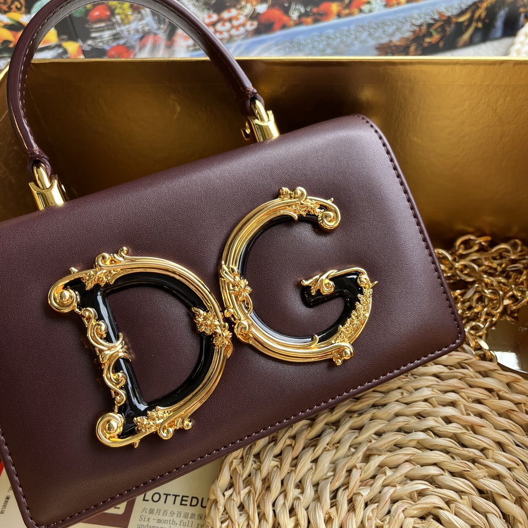 【Dolce & Gabbana 杜嘉班纳】❤️新款。款号:9111原单 ➰细腻手工制造 👏🏻采用进口牛皮👍🙅包身顶 【Dolce & Gabbana 杜嘉班纳】❤️新款。款号:9111原单 ➰细腻手工制造 👏🏻采用进口牛皮👍🙅包身顶