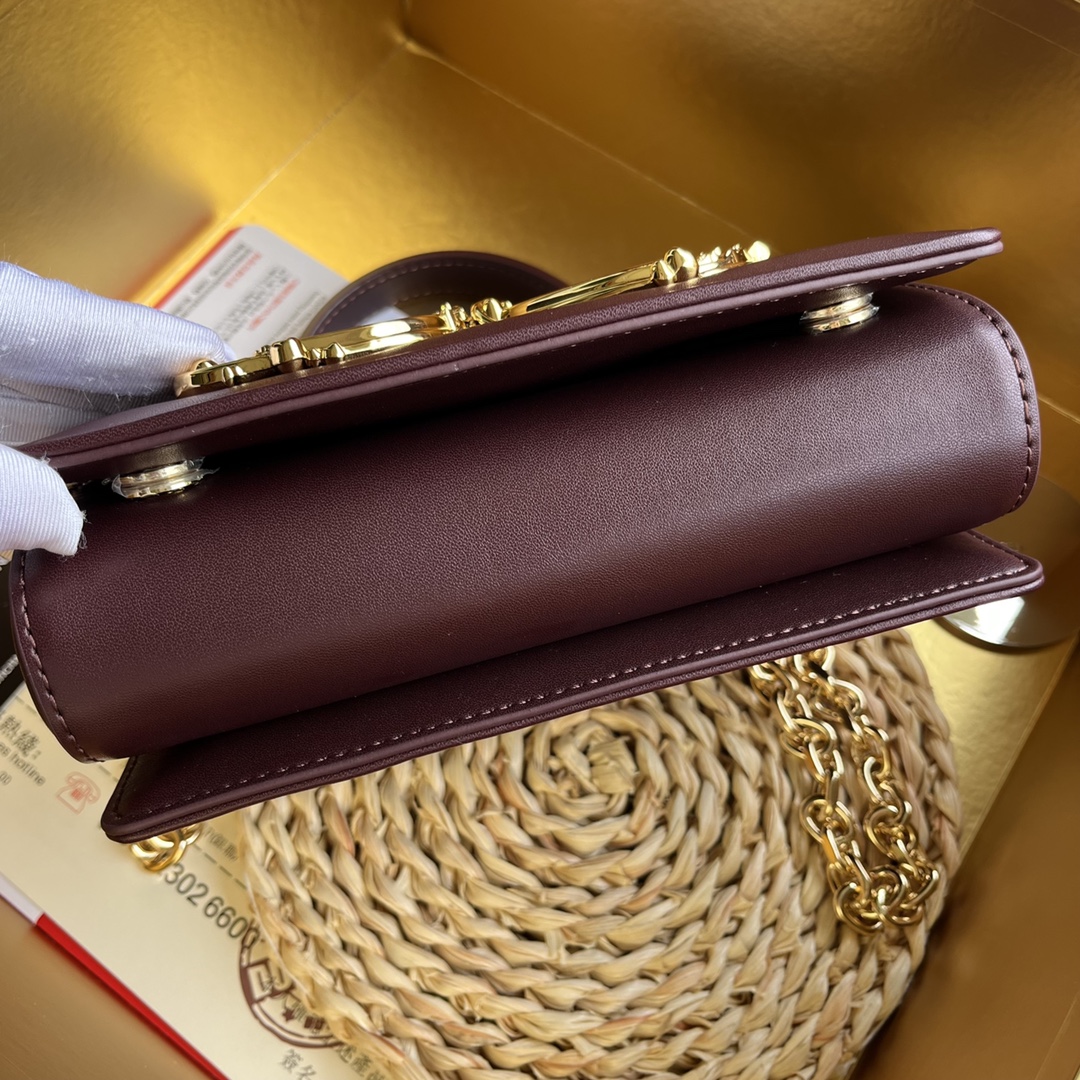 【Dolce & Gabbana 杜嘉班纳】❤️新款。款号:9111原单 ➰细腻手工制造 👏🏻采用进口牛皮👍🙅包身顶 【Dolce & Gabbana 杜嘉班纳】❤️新款。款号:9111原单 ➰细腻手工制造 👏🏻采用进口牛皮👍🙅包身顶