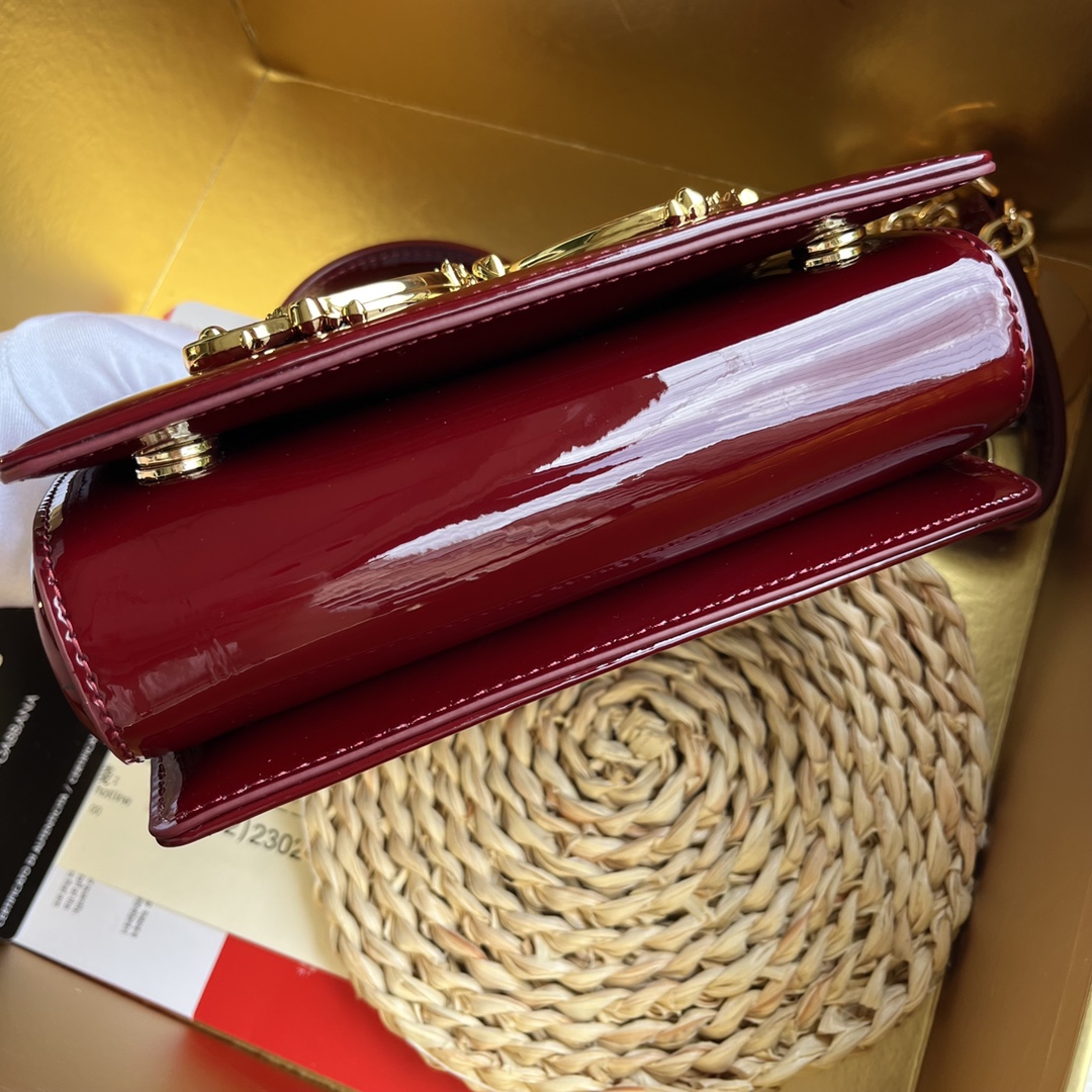 【Dolce & Gabbana 杜嘉班纳】❤️新款。款号：9111漆皮 原单   ➰细腻手工制造 👏🏻采用进口牛皮👍🙅