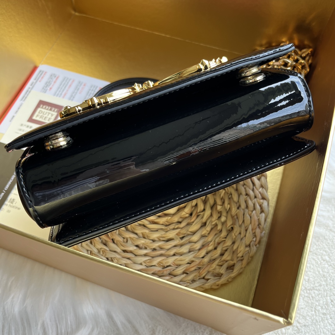 【Dolce & Gabbana 杜嘉班纳】❤️新款。款号:9111漆皮 原单 ➰细腻手工制造 👏🏻采用进口牛皮👍🙅 【Dolce & Gabbana 杜嘉班纳】❤️新款。款号:9111漆皮 原单 ➰细腻手工制造 👏🏻采用进口牛皮👍🙅