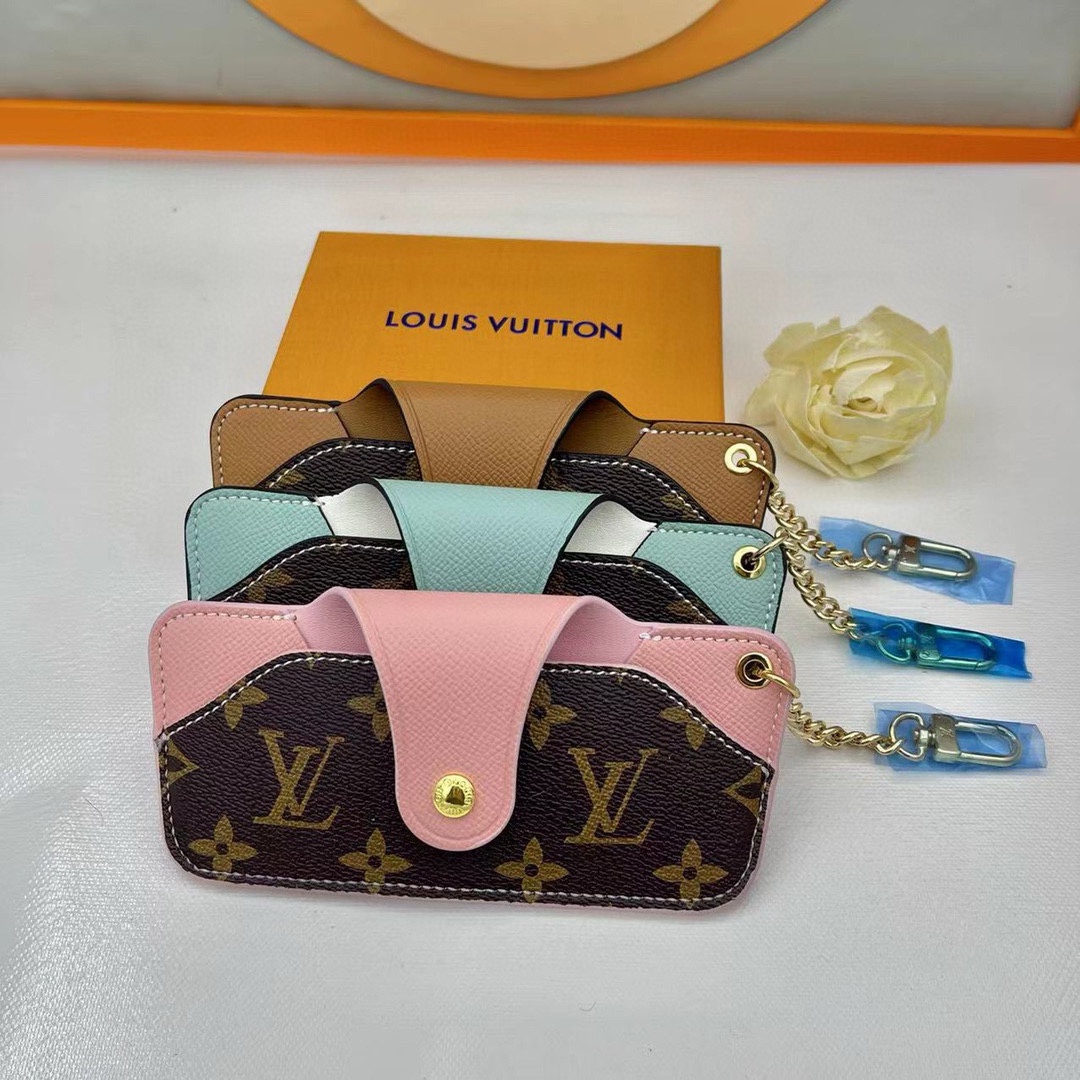 NO:287639,New sunglasses storage artifact with packaging. Blue/brown/pink. Sunglasses bags. Compression-resistant portable sunglasses bag protection case storage ornament sunglasses box. With it, you no longer have to hold the bulky sunglasses box, and you no longer have to worry about the glasses bag crushing your glasses. This sunglasses storage artifact can be hung outside the bag as a decoration or on the wrist for easy carrying. Glasses bags protect the mirror. It is no problem to be a must-have artifact for travel, keychain, and keychain19860909配包装旅行必备新款墨镜收纳神器 蓝色款/棕色款/粉色 墨镜包种草 抗压便携随身太阳眼睛包保护套收纳挂饰墨镜盒子 有了它再也不用拿着笨重的墨镜盒了,再也不用担心眼镜袋压坏眼镜了. 这个墨镜收纳神器可以挂在包包外面当装饰,也可以挂在手腕上,方便携带. 眼镜包保护镜面没问题. 可谓出行必备神器,钥匙扣,keychain,accessory