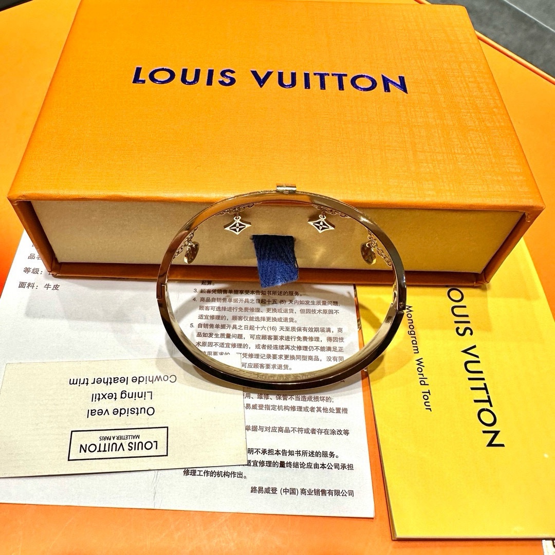 NO:287573,The original packaging of Yuanpin Pictures is beautiful!  Beautiful!  The medieval bracelets that you can’t buy even if you have money, are fully hand-made. How many craftsmen can only make a day. Genuine leather material, Lv bag and dismantle leather, titanium steel, gold-plated and then gold-plated, and then color-retaining treatment, and anti-allergic!  Since I knew that the old bag was unpacked, it has been out of control..., keychain, louis vuitton, bracelet, keychain, gold plating19860909元配图片原版包装绝美！绝美 ！有钱也买不到的中古手镯手环 全手工定制 工匠师傅一天只能做几个 皮料正品Lv包拆皮 五金底材钛钢 镀金再镀金 然后做保色处理 防过敏！ 自从知道中古包拆包以后简直一发不可收拾……,钥匙扣,louis vuitton,bracelet,keychain,gold plating,accessory