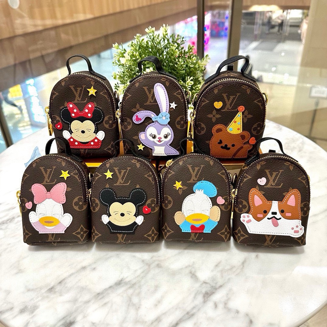 NO:287582,The original packaging microfiber version with pictures, the exclusive new product of non-ordinary PU version. Xingdelu rabbit, Christmas bear. Xiao Shiba Inu and Minnie Chopper Donald Duck card bag coin wallet. The two colors of shipment of microfiber material. The hardware is imported steel. The original logo is indeed exquisite. The feel is really great. Keychain, wallets, keychain19860909配图片原版包装超纤版本,非一般PU版本独家新品 星黛露兔子、圣诞熊 小柴犬、米妮乔巴唐老鸭卡包零钱包两色出货超纤材质 五金为进口钢 原版logo 确实精致 手感真的很赞,钥匙扣,wallets,keychain,accessory