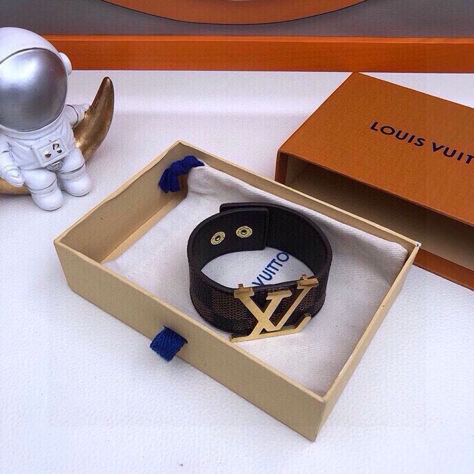 NO:287632,The original packaging of Yuanpin Pictures is beautiful!  Beautiful!  The medieval bracelets that you can’t buy even if you have money, are fully hand-made. How many craftsmen can only make a day. Genuine leather material, Lv bag and dismantle leather, titanium steel, gold-plated and then gold-plated, and then color-retaining treatment, and anti-allergic!  Since I learned that the old bag has been unpacked, I have been out of control... The two-stage adjustment is 19cm and 21cm!  , keychain, louis vuitton, bracelet, keychain, gold plating19860909元配图片原版包装绝美！绝美 ！有钱也买不到的中古手镯手环 全手工定制 工匠师傅一天只能做几个 皮料正品Lv包拆皮 五金底材钛钢 镀金再镀金 然后做保色处理 防过敏！ 自从知道中古包拆包以后简直一发不可收拾……两档调节19cm及21cm！,钥匙扣,louis vuitton,bracelet,keychain,gold plating,accessory