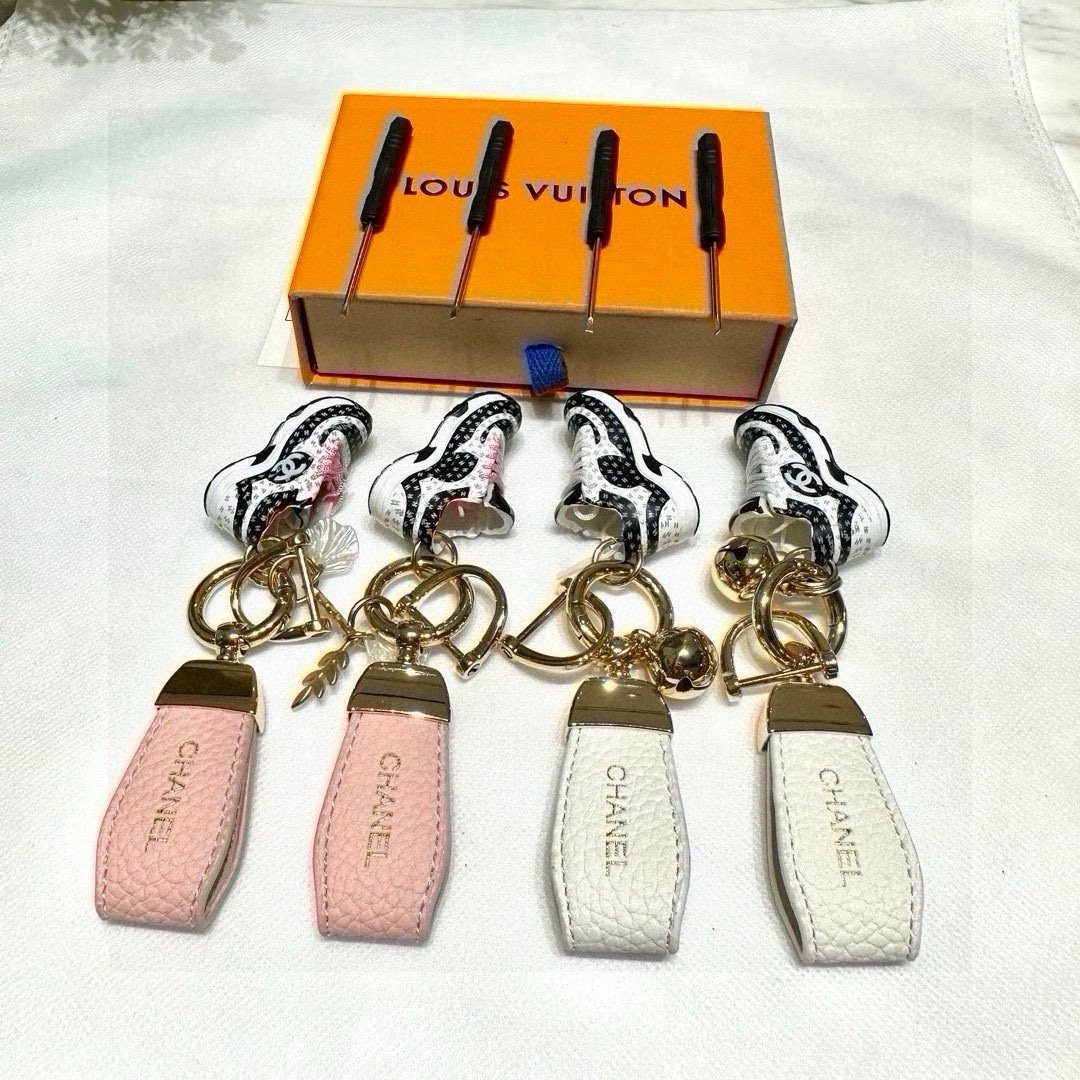 Exclusive Custom Chanel Key Button with 24K Gold Plating and Classic Monogram Pattern - 图片 1