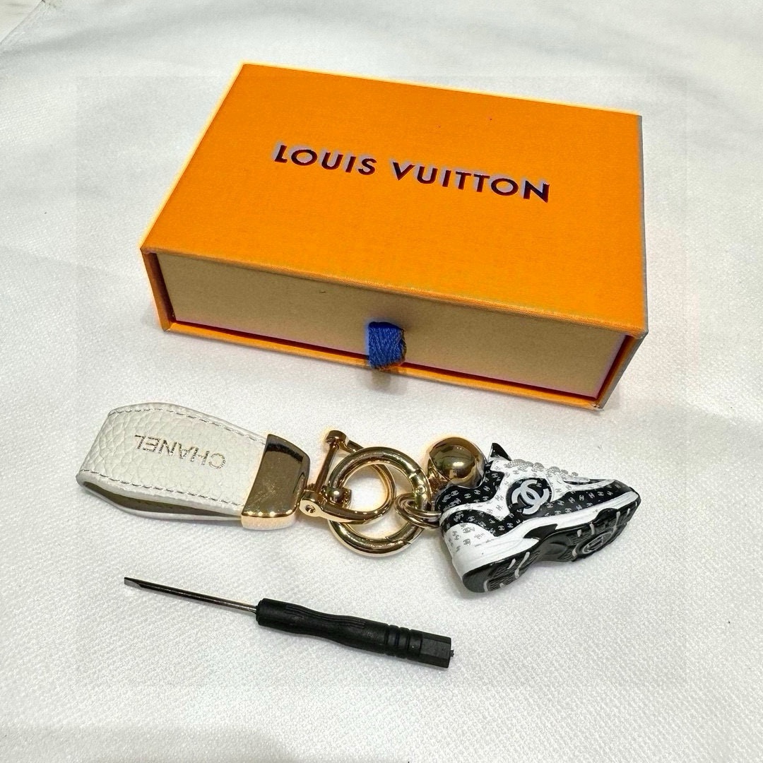 Exclusive Custom Chanel Key Button with 24K Gold Plating and Classic Monogram Pattern - 图片 2
