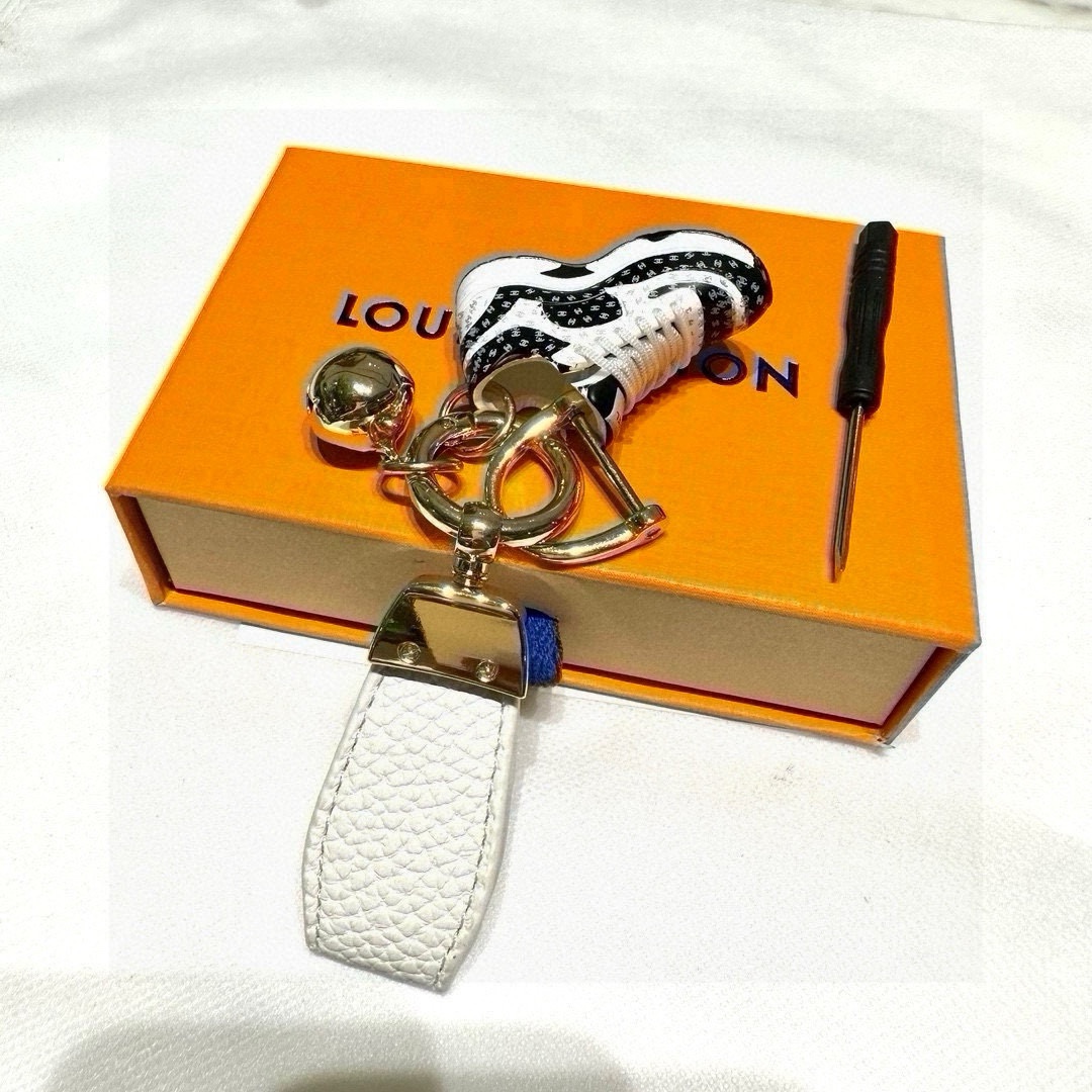 Exclusive Custom Chanel Key Button with 24K Gold Plating and Classic Monogram Pattern - 图片 3