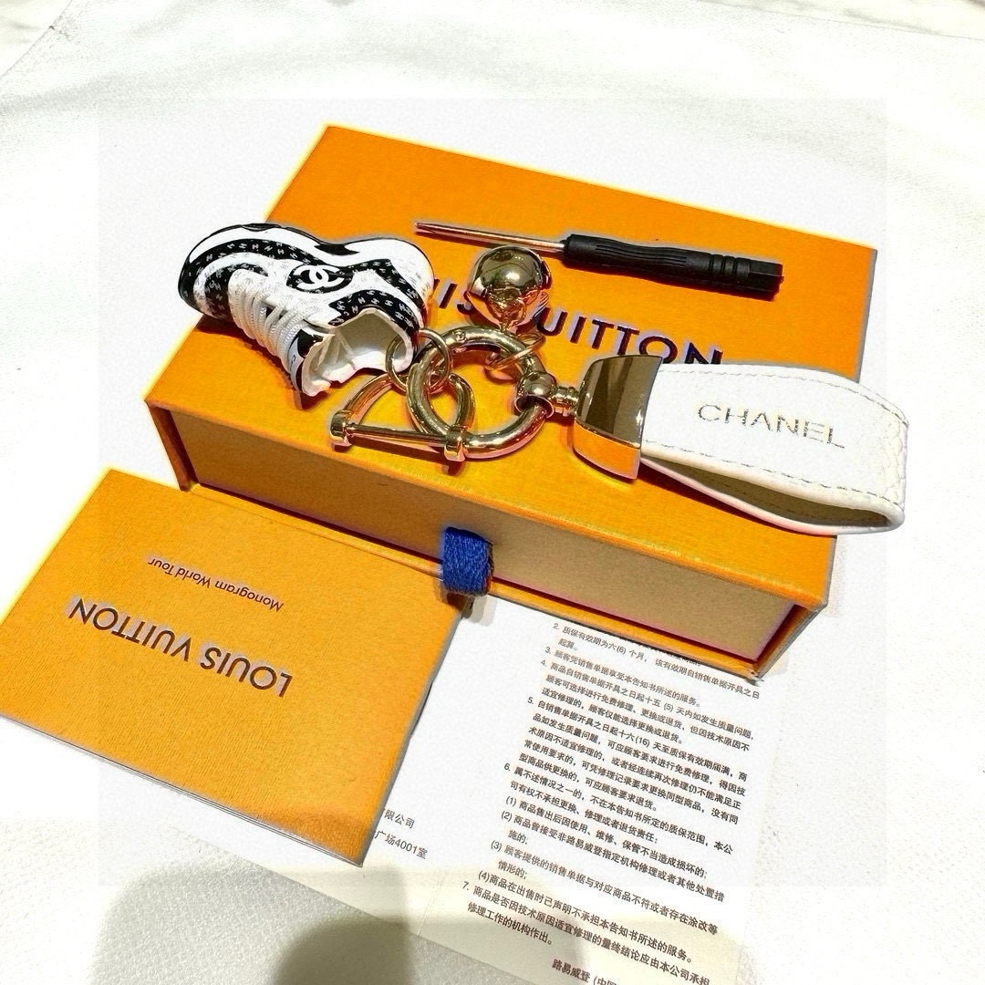 Exclusive Custom Chanel Key Button with 24K Gold Plating and Classic Monogram Pattern - 图片 5