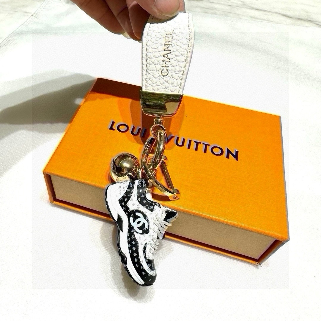Exclusive Custom Chanel Key Button with 24K Gold Plating and Classic Monogram Pattern - 图片 9