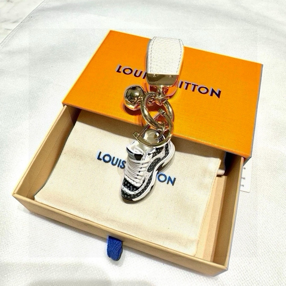 Exclusive Custom Chanel Key Button with 24K Gold Plating and Classic Monogram Pattern - 图片 7