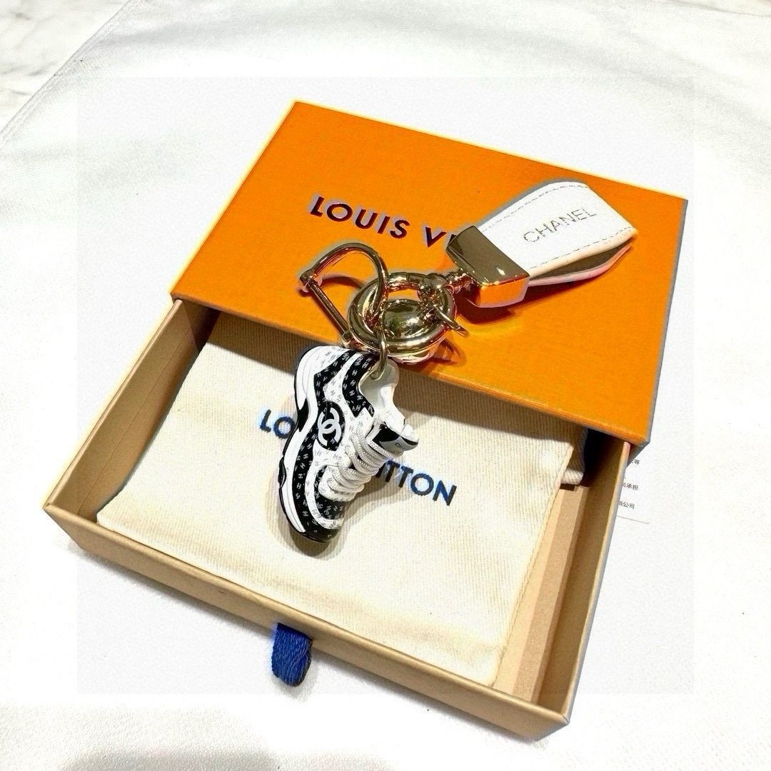 Exclusive Custom Chanel Key Button with 24K Gold Plating and Classic Monogram Pattern - 图片 8